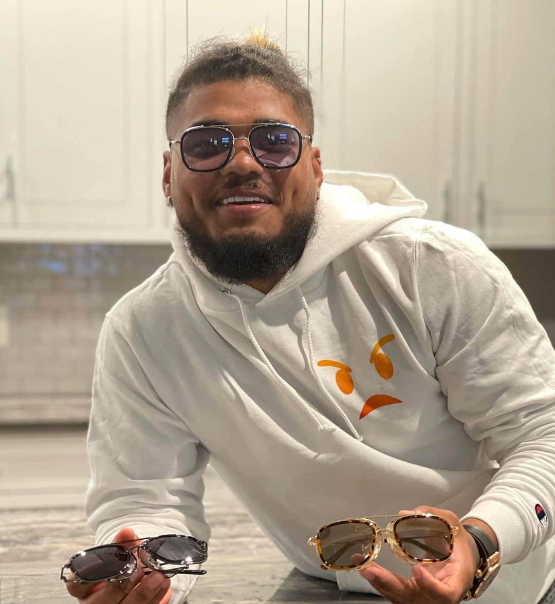 ホセフ・マルティネスのインスタグラム：「Estoy muy emocionado de compartir con ustedes este proyecto en el que he venido trabajando de la mano de @verified_eyewear  Los que me conocen y han seguido mi trayectoria saben que me encantan las gafas de sol ! Por eso me parecio genial crear mi propio modelo. Les presento Josef Martinez by Verified Eyewear ! 😎🔥  Encuentralos en www.verifiedeyewear.com  😡」