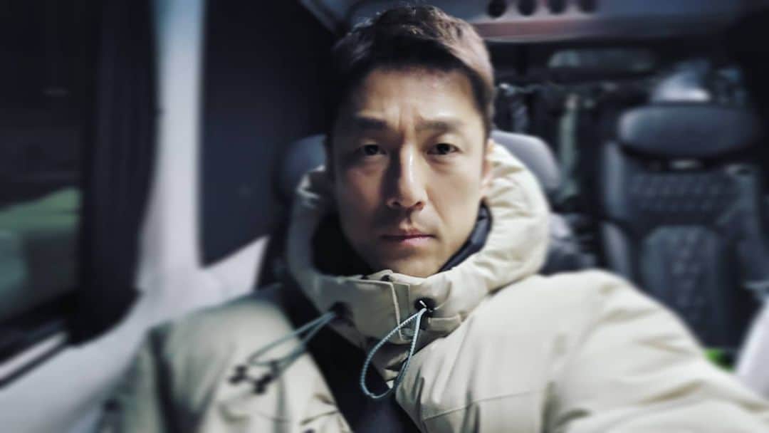 チ・ジニさんのインスタグラム写真 - (チ・ジニInstagram)「@ikkle_entertainment #언더커버🎥 #출근🚌 #춥다❄️」1月7日 7時30分 - actor_jijinhee