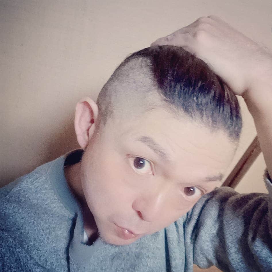 松本隆博のインスタグラム：「。 みなおはー 髪の毛もうすぐやっと 後ろで結べるほど伸びた。 オシャレ？…否、 テッペンはげを隠す作戦だ。 (^○^) さ今日も一日ハゲんで頑張る！ 良い一日をー(˙◁˙) ～人生遊歩道～  PS 今週のラジオ ｢松本隆博の人生遊歩道｣ では久々替え歌やる♪聴いて！  ｢リモート｣(妹の替え歌で) ⑴ リモートよ スマホ1台  隔てて今 小さな 画面を  見ているリモートよ 今年は  全て  成人式も 受験も 卒業式も  入学式も  リモートよ ⑵ リモートよ お前は 画面がちっちゃいんだから みんな ずいぶん ストレス感じて いたんだ やっぱり僕らは人と会って 肩を抱き 触れ合いたいから～ 終わっておくれ…リモートよ  (˙◁˙)」