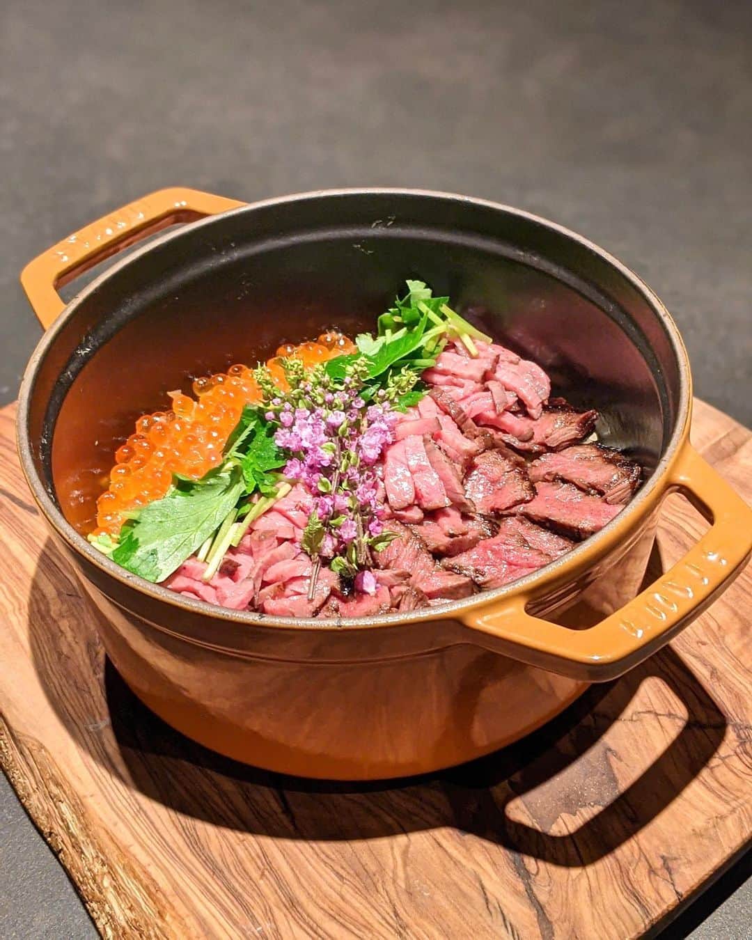 安岡あゆみさんのインスタグラム写真 - (安岡あゆみInstagram)「. #tbt🔙📸  麻布十番のお肉懐石Salon du kuma3🐻 くまさんからのラブレターの中身は暗号めいたメニューが💌 くまの実験室と名付けられたメニューは、サーロインのタルタルに9種類の薬味を自由に組み合わせていただきます⚗️ ジューシーなチキンの中にはフカヒレがたっぷり。くまさんフカヒレチキンを略してKFCというそうです🍗 ライブ感溢れるオープンキッチンから次々と提供されるお料理はどれもユニークで、ワイワイ楽しみながらいただきました☺️ . . #salondekuma3 #azabujuban #ayumi_y_gourmet #麻布十番 #肉懐石」1月7日 7時50分 - ayumi_yasuoka
