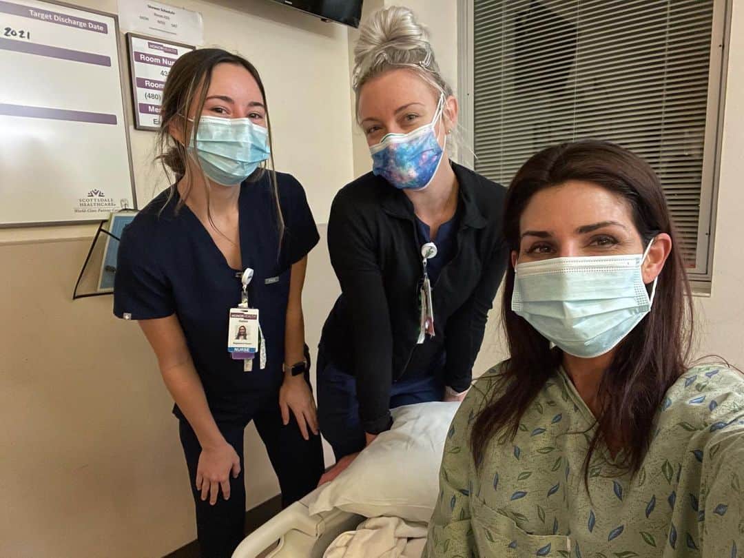 Alexia Clarkさんのインスタグラム写真 - (Alexia ClarkInstagram)「So thankful for the amazing healthcare workers that helped me through one of the most difficult times in my life! It’s Going through a life-threatening scenario without family or friends has been such a lonely experience but these people have made me feel so cared for and comforted me throughout this whole process. Thank you! If you know any doctors, nurses or other frontline workers in your own life - tag them in the comments and lets all give them some ❤️❤️❤️❤️   www.Alexia-Clark.com  #alexiaclark #queenofworkouts #queenteam #queen2021 #fitness #love #progress #challenges #healthcare #thankful #fitforHisreason」1月7日 7時48分 - alexia_clark