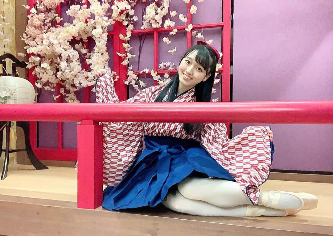 のインスタグラム：「今日急に休みになった人〜？✋ 本日ラスト✨オンラインレッスンまだ予約受付中ですよ🩰💕  ⭕️12:00〜正月太り解消ストレッチ  ⭕️19:00〜楽しいバーレッスン  ちなみに昨日までで 224名様が参加してくださいました😭🙏  詳細は  私のインスタストーリーズからご予約リンクにも飛べます→ @pinkpinks13   それか、「MOSH 松浦景子」で検索！  ラストだよー！急げーーーーーーーーーーーーーー！  ーーーーーーーーーーーーーーーーー  #吉本興業#吉本新喜劇#吉本坂46  #松浦景子#バレエ大好き #オンラインレッスン#オンラインバレエ#オンラインバレエレッスン  #けっけちゃんねる#バレエ芸人 #バレリーナ芸人 #mosh」