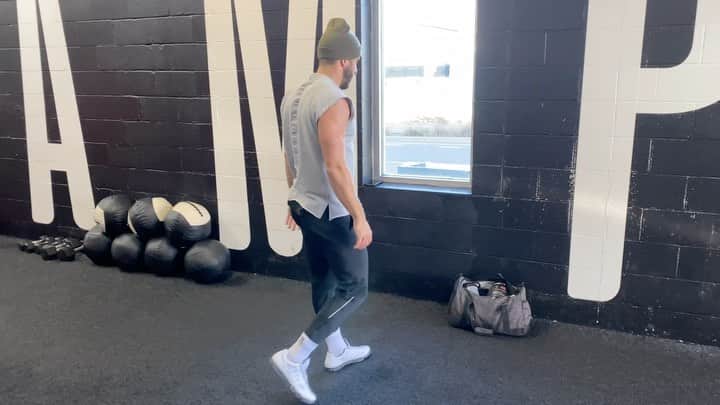ショーン・ブースのインスタグラム：「#ad There are two things that really got me going @boothcampgym today -- my med ball and @gnclivewell AMP Sustained Protein Powder. I say it all the time - fueling your body with a source of protein immediately following your workout is super important! AMP Sustained tastes amazing and is packed with scientifically blended nutrients! I've been using @gnclivewell products for years so packing my shaker bottle and powder in my gym bag has just become a daily habit! . In 2021 try to incorporate a post-workout protein shake into your routine to help with that muscle recovery! Check out my story for more details on the protein I like to use! #TeamGNC」