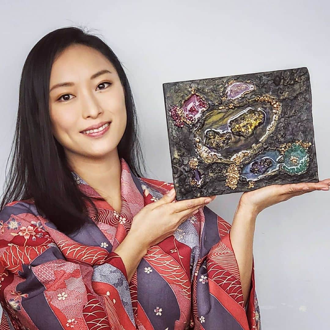 鈴木みほさんのインスタグラム写真 - (鈴木みほInstagram)「2021年も、どうぞよろしくお願いします。  Wish you all a healthy, safe and wonderful new year,🎍🐄🎍 みんなの一年が健康で、楽しい一年になりますように🙏👘♥️  ロックダウンの中、新年初のオーディションも引き続きお家からでした。 北米ではコロナになってからは殆どの一時オーディションは、セルフテープといって自宅でシーンを撮影して送信する形式。撮り直しできるし、会場まで通わなくてすむし、私はこっちのほうが好き😆 そして二次オーディションはだいたいZOOM、画面には監督、プロデューサー、キャスティングなどなどがオンライン上で集結していて、画面には自分も映っているのでセルフテープよりも遥かにややこしい😅これ、いつか慣れる日がくるのだろうか。。。  My new experimental mixed media art.  Used #cement #stone #resin #glass #acrylicpaint  #micapowder and more! I'm getting acquainted with each material gradually 😊🎨🖌️  お家でちょこちょこ実験的アート制作も進行してます。新作のミックスドメディアアート、使ったのは… #セメント #石 #レジン #ガラス #アクリル絵の具  #マイカパウダー　 その他色々。少しずつ素材と親しくなっていくのが嬉しい。  I've gotten used to staying at home, though I miss friends and family so much. Take care until we can meet again safely 💕  . . .  #2021 #experimentalart #mixedmedia #mixedmediaart #experiment #concrete #epoxy #epoxyresin #crystalresin #mica #acrylic #audition #actress #オーディション #セルフテープ  #北米 #コンクリート #2液性レジン」1月7日 8時02分 - mihyonvision