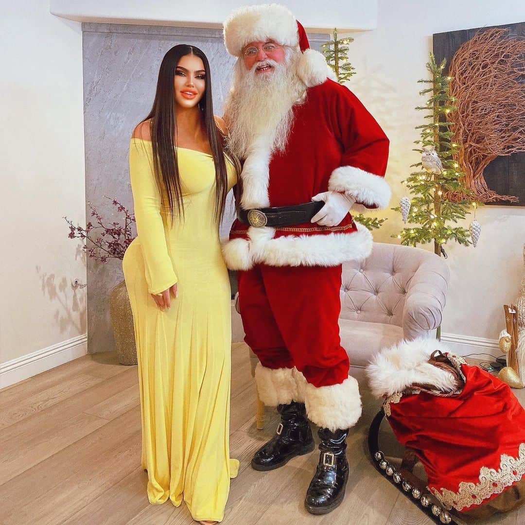 Hrush Achemyanさんのインスタグラム写真 - (Hrush AchemyanInstagram)「Santa asked me to sit on his lap, it’s the hand placement for me. Merry Orthodox Christmas my loves.」1月7日 8時03分 - styledbyhrush