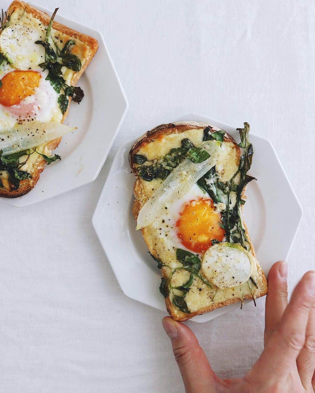 樋口正樹さんのインスタグラム写真 - (樋口正樹Instagram)「Seven herbs toast . 朝ごはんは七草トーストで、 おいしく食べて無病息災ね。 . パンにチーズで土手を作り、 中央に生卵を落とし入れて、 オイルで和えた七草を飾り、 塩と胡椒をふってトースト。 . パンはタカキベーカリーの 石窯イギリスパンを使って サクッと香ばしい仕上がり。 お勧めは薄い８枚切りです。 @takaki_bakery_official . . #朝トースト #朝ベジ #春の七種 #七草ラピュタパン #七草トースト #七草 #ラピュタパン #石窯パン #石窯イギリスパン #イギリスパン #タカキベーカリー #パン部 #パンのある生活 #パン部 #パンスタグラム #パン大好き #パン好きな人と繋がりたい #takakibakery #sevenherbs #eggtoast #toastgram #toastsforall」1月7日 8時23分 - higuccini