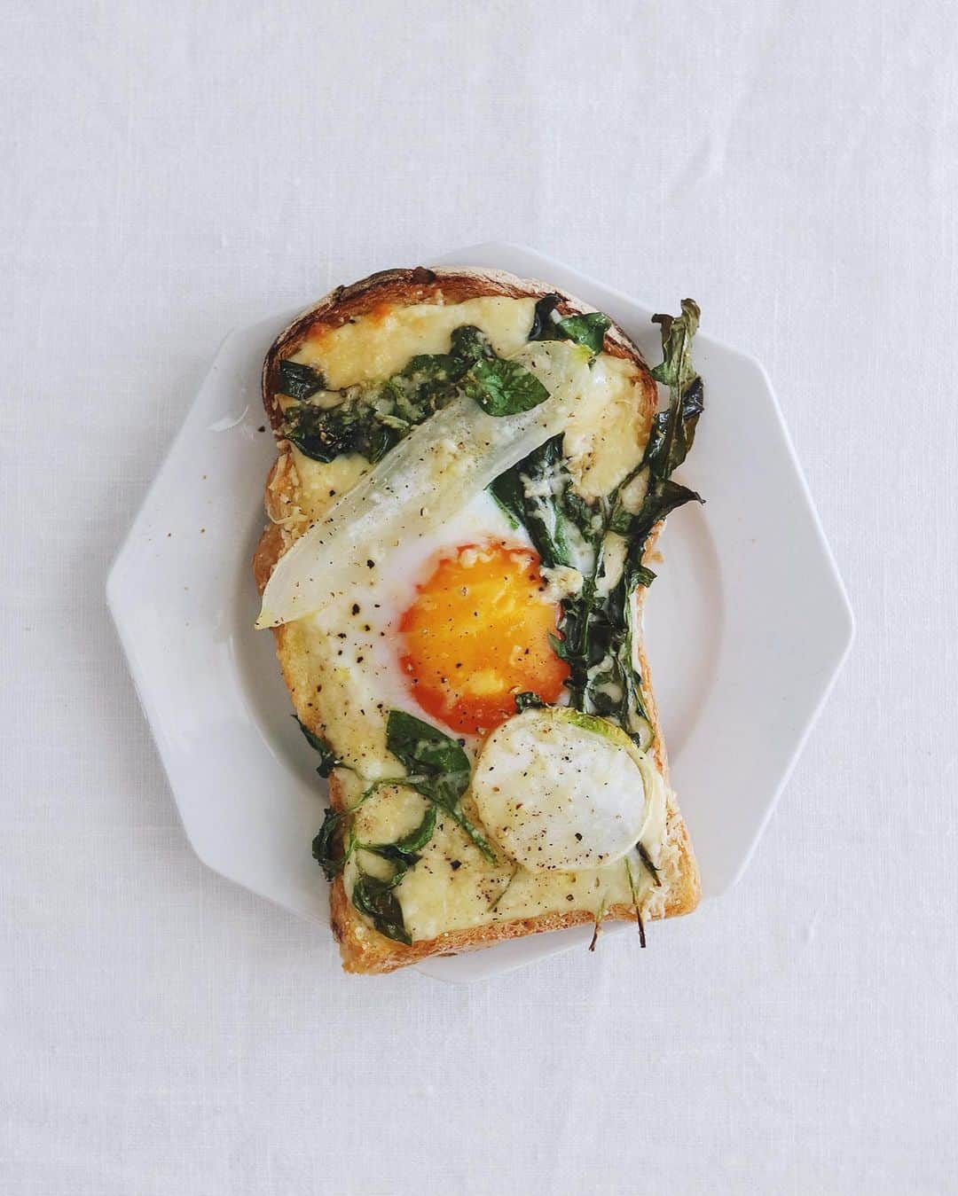 樋口正樹さんのインスタグラム写真 - (樋口正樹Instagram)「Seven herbs toast . 朝ごはんは七草トーストで、 おいしく食べて無病息災ね。 . パンにチーズで土手を作り、 中央に生卵を落とし入れて、 オイルで和えた七草を飾り、 塩と胡椒をふってトースト。 . パンはタカキベーカリーの 石窯イギリスパンを使って サクッと香ばしい仕上がり。 お勧めは薄い８枚切りです。 @takaki_bakery_official . . #朝トースト #朝ベジ #春の七種 #七草ラピュタパン #七草トースト #七草 #ラピュタパン #石窯パン #石窯イギリスパン #イギリスパン #タカキベーカリー #パン部 #パンのある生活 #パン部 #パンスタグラム #パン大好き #パン好きな人と繋がりたい #takakibakery #sevenherbs #eggtoast #toastgram #toastsforall」1月7日 8時23分 - higuccini