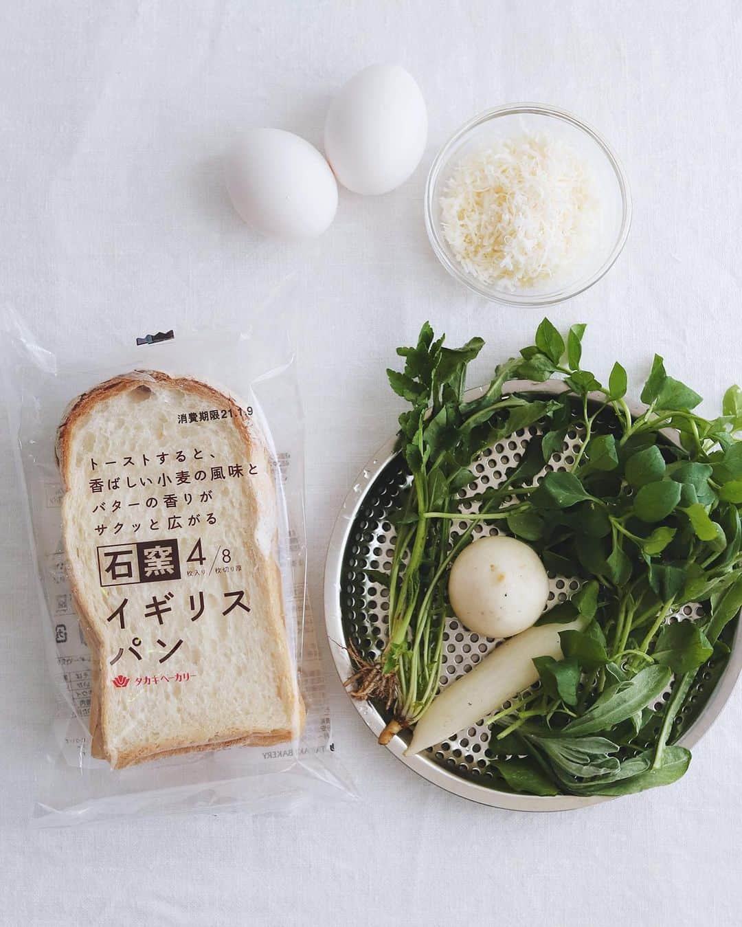 樋口正樹さんのインスタグラム写真 - (樋口正樹Instagram)「Seven herbs toast . 朝ごはんは七草トーストで、 おいしく食べて無病息災ね。 . パンにチーズで土手を作り、 中央に生卵を落とし入れて、 オイルで和えた七草を飾り、 塩と胡椒をふってトースト。 . パンはタカキベーカリーの 石窯イギリスパンを使って サクッと香ばしい仕上がり。 お勧めは薄い８枚切りです。 @takaki_bakery_official . . #朝トースト #朝ベジ #春の七種 #七草ラピュタパン #七草トースト #七草 #ラピュタパン #石窯パン #石窯イギリスパン #イギリスパン #タカキベーカリー #パン部 #パンのある生活 #パン部 #パンスタグラム #パン大好き #パン好きな人と繋がりたい #takakibakery #sevenherbs #eggtoast #toastgram #toastsforall」1月7日 8時23分 - higuccini