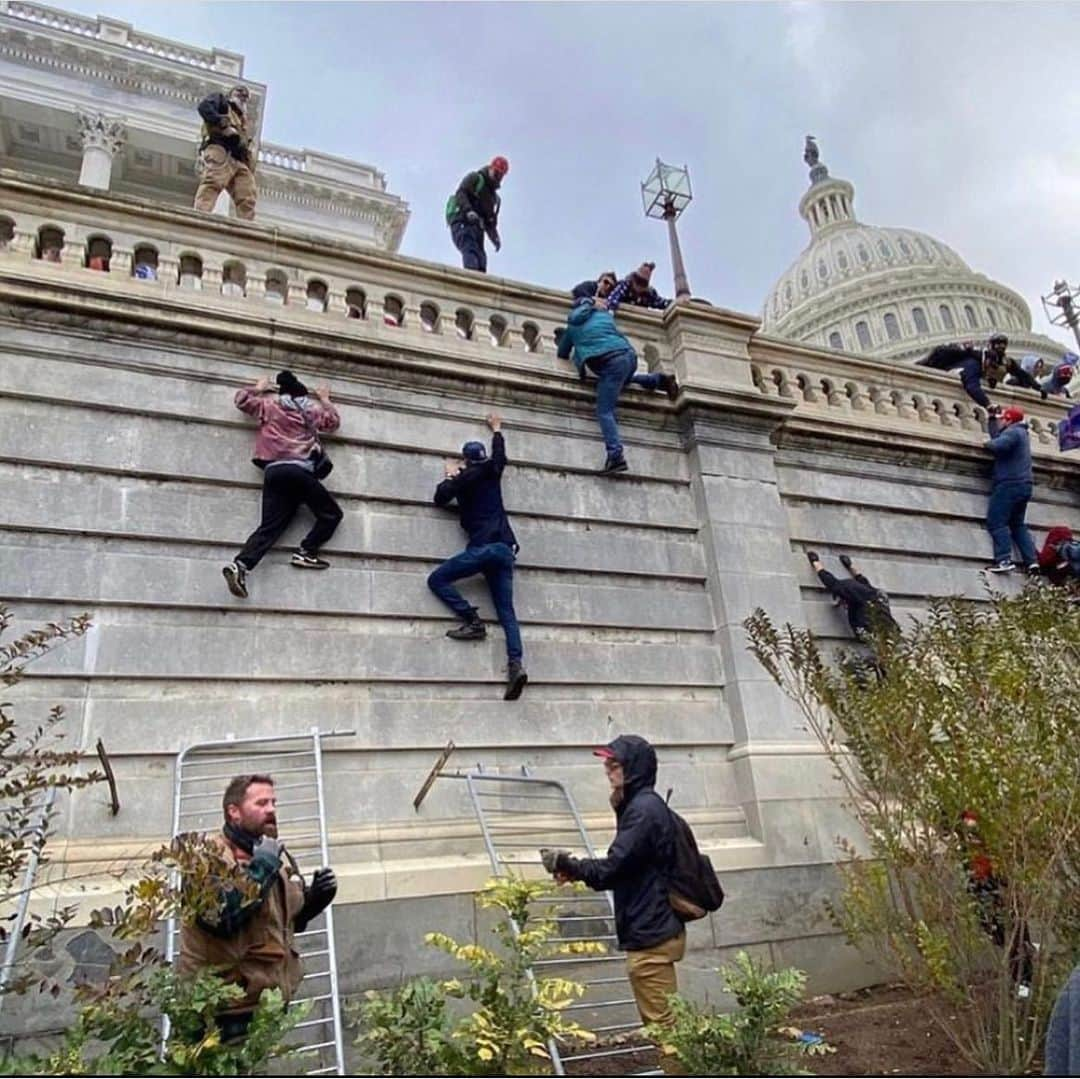 ケビン・ハートさんのインスタグラム写真 - (ケビン・ハートInstagram)「2 completely different America’s that we are living in. If these people were black they would have all been shot dead. This shit is past the word sad....at this point it’s pure disrespect to all people of color. Why can’t we see this situation handled the same way that we have seen our people handled repeatedly....when the armed officers are supposed to use force they don’t....Shit is fucking SAD!!!!!」1月7日 8時24分 - kevinhart4real