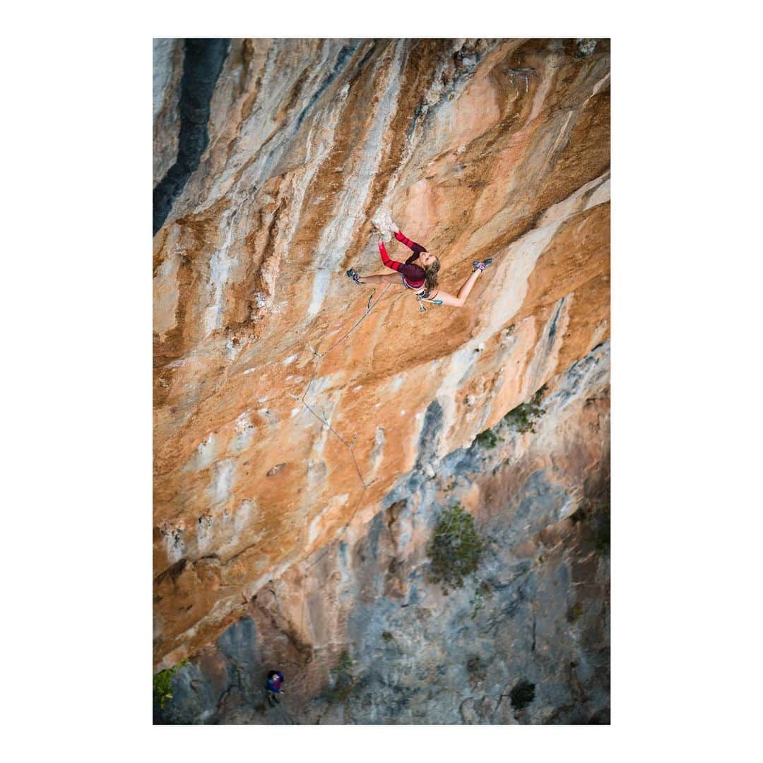 マーゴ・ヘイズのインスタグラム：「foot up, my foot up, hold up, now my foot up  . Pic: @tarakerzhner  . @thenorthface @petzl_official @lasportivana @frictionlabs @lasportivagram」