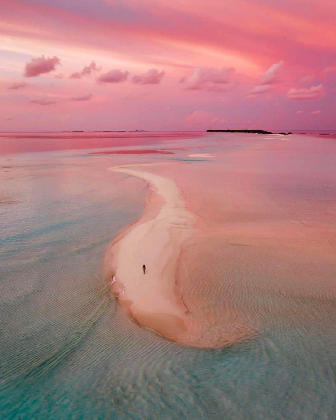 オンダデマーさんのインスタグラム写真 - (オンダデマーInstagram)「“Walking on a dream”  📷: @tiffpenguin 🤍: #Maldives  This place is an absolute dream, get inspired and relax your mind. For sure one day we will be there!」1月7日 8時38分 - ondademar