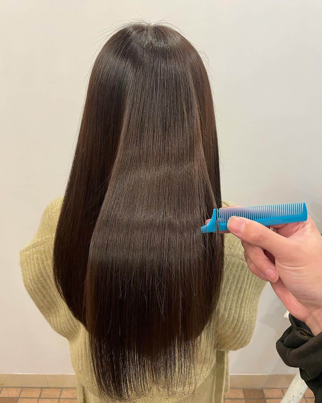 谷亜沙子さんのインスタグラム写真 - (谷亜沙子Instagram)「ストーリーに載せた髪の毛はこちらです♪  カラーは赤味を抑えてもらい暗めに。 髪質改善トリートメントをして赤ちゃんの髪質のような手触りに👶  2021年は密かに地毛デビューを目指したいと思います❤︎  @ashera826   #hair #髪質改善トリートメント」1月7日 8時40分 - asyakodayo