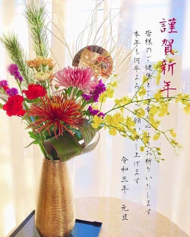東京堂アーティフィシャルフラワーMAGIQのインスタグラム：「・ 🌟MAGIQ キャンペーン🌟 【Happy New Year🎍キャンペーン】 ・ 💫💫💫💫💫💫💫💫💫💫💫💫💫💫💫💫 ・ 👑【入賞】発表❗️ 👑 ✳️💫 Congratulations 🏆💫✳️ 🎊 おめでとうございます！ 🎉🎊 ・ Photo by @angelique_ohana 👏👏👏 ・ 💫💫💫💫💫💫💫💫💫💫💫💫💫💫💫💫 ・ キャンペーンへの投稿ありがとうございます🙇 ・ 素敵な写真を共有させて頂きます♪ ・ これからも @magiq.jp を宜しくお願いいたします。 ・ 🔸🔸🔸🔸🔸🔸🔸🔸🔸🔸🔸🔸🔸🔸🔸🔸 ・ 【Happy New Yearキャンペーンへご参加の皆様】 キャンペーンへのご参加ありがとうございました🙇‍♂️ ・ 次回キャンペーンのご参加もぜひ宜しくお願いします🙇‍♀️ ・ #MAGIQ #MAGIQのある暮らし #TOKYODO #東京堂 #アーティフィシャルフラワー #アーティフィシャル #アートフラワー #造花  #フェイクフラワー  #花 #花のある暮らし #花のある生活 #花好きな人と繋がりたい #花を飾る #インテリア #インテリアフラワー  #フラワーデザイン #フラワーアレンジメント #フラワーアレンジ #アレンジメント #お正月アレンジ #お正月飾り #artificialflower  #flowerofinstagram #flowersoninstagram #花藝 #꽃스타그램 #조화」