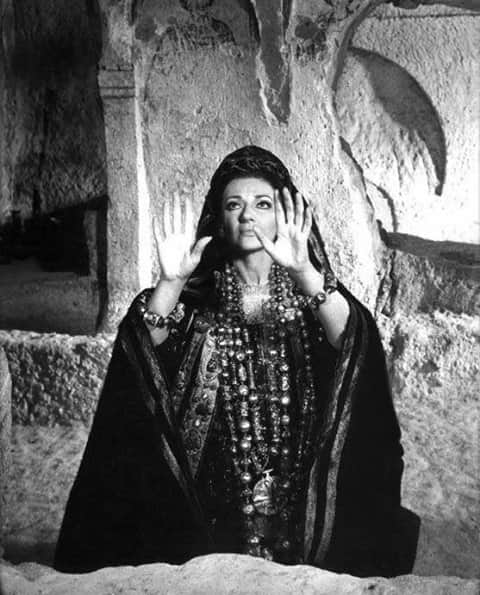 Meganさんのインスタグラム写真 - (MeganInstagram)「Maria Callas as the mythological character of Medea 〰Directed by Pier Paolo Pasolini, 1969.⁠ 🌟 .⁠ .⁠ .⁠ .⁠ #mariacallas #medea #pierpaolopasolini #cinema #film」1月7日 9時01分 - zanzan_domus