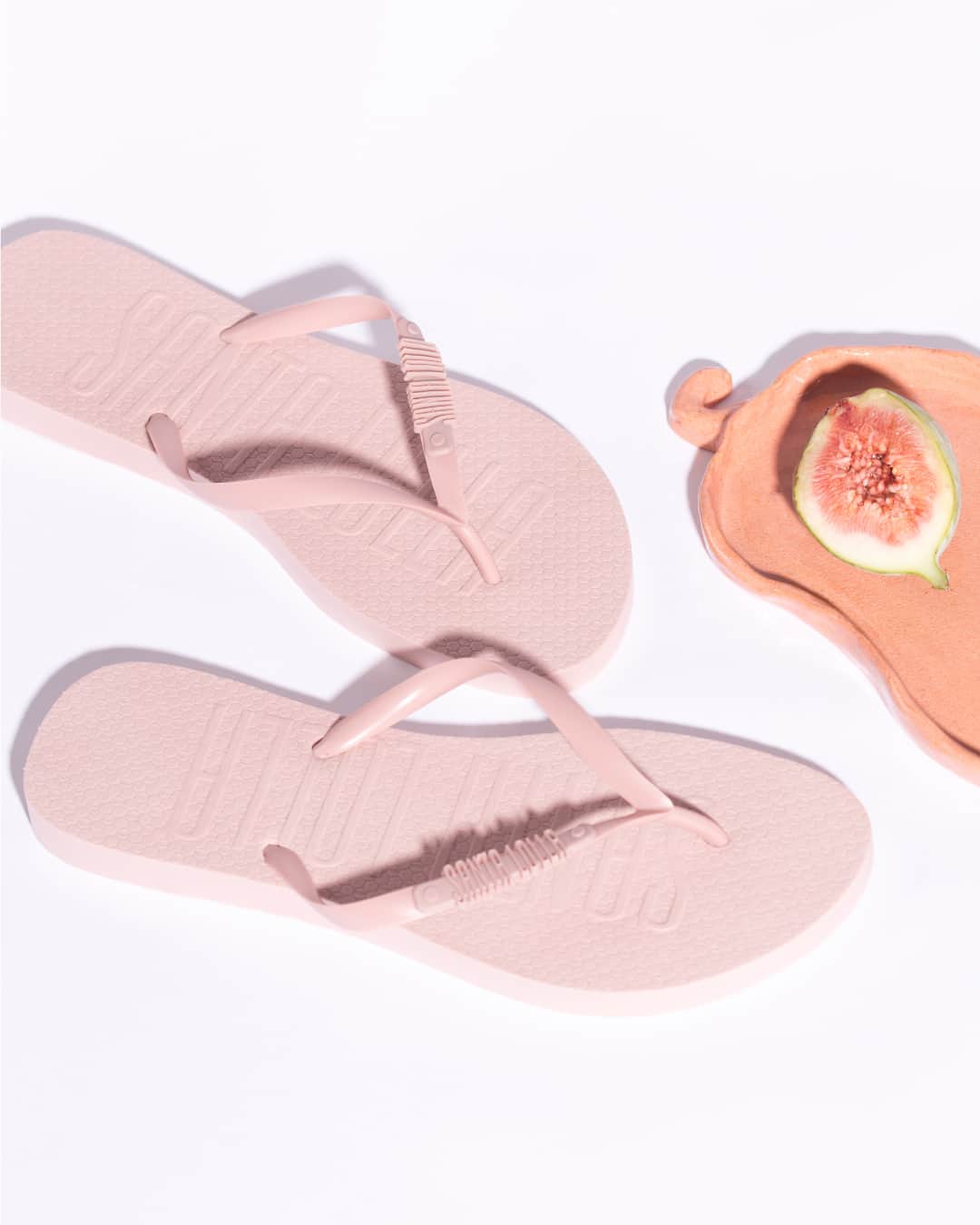 Santa Lollaのインスタグラム：「O Quartzo, esse tom de rosa suave, foi a cor escolhida pela @biaperotti para garantir um ano cheio de amor. Desliza para o lado e confira o look completo da Bia! [ 042B.2AA3.0016.01D8 • R$69,90 ] #santalollaverao21 #goodvibes #colors #flipflop #quartzo」