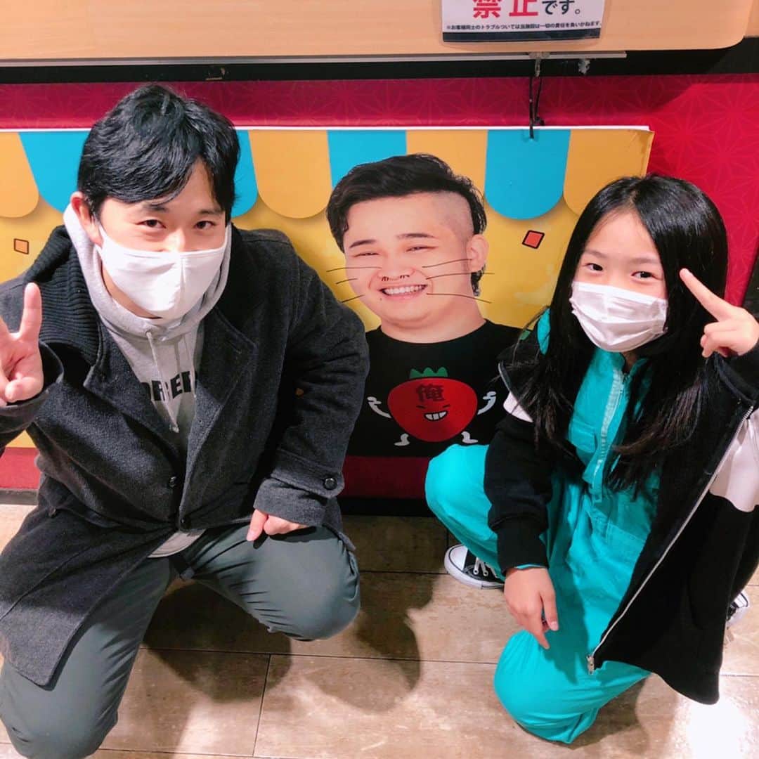 れのれらTVのインスタグラム：「＊-＊-＊-＊-＊-＊-＊-＊-＊-＊-＊-＊ ・ 【おひれのん】 ・ ンダホさん監修のふざけファクトリーカフェにておひさま太郎さんと☀️ ・ おひさまさんはれのれらを昔から応援してくれてて、しかも自らYouTubeも投稿する配信者です👍 ・ ・ ユニークな勉強動画上がってるのでみんな見てみてね🤩✨❣️ 「おひさま太郎」で検索 https://youtube.com/channel/UCKvNqz85qEKre6tLZdoZRew ・ ・ #れのれらtv  #3姉妹 #３姉妹 #おひさま太郎 #ンダホ #家族 #親バカ部  #ふざけファクトリー #youtuber  #応援してくれてありがとう  #カフェ #スカイツリー #娘  #小学生女子 #小学生 #クリスマス #ふざけファクトリーカフェ #イベント #linelive #おひれのん ・ ＊-＊-＊-＊-＊-＊-＊-＊-＊-＊-＊-＊」