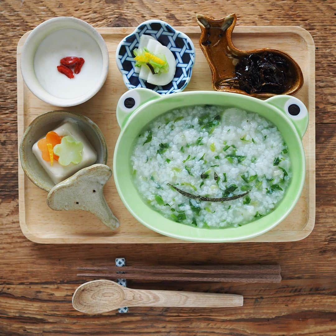 あさひ/Asahiのインスタグラム：「2021/01/07 こどものごはん ＊七草粥 ＊湯豆腐 ＊昆布の佃煮 ＊かぶの浅漬け ＊ヨーグルト×クコの実 . あっという間に七草粥でございます🌿 1週間、早いですねぇ。  今朝は息子が大好きな七草粥。 毎年、この日に登場するカエルの器🐸 七草色でぴったり。しかし やや目つきが怖い。笑  今年の目標は、 なによりも心を優先して身体を大事にすること。 なんせ厄年(年女)なので…… 週末は厄除祈願に行こうと思います。 年々そういうものに縋りたくなるお年頃。笑  もうひとつの目標は、どんなに忙しくても味噌汁一杯でもいいから、朝、息子と一緒にいただきますして朝ごはんを食べたいなと思います。 そんなん当たり前でしょと呆れられてしまいそうなんですけど、これがなかなか出来てなくてですね……ｺﾞﾆｮｺﾞﾆｮ ついつい息子が食べてる間に洗い物したりしちゃうので、 も少し余裕と息子との時間を持ちたいなと心から思います。  家族みんな、今年一年、健康に過ごせます様に🌿」