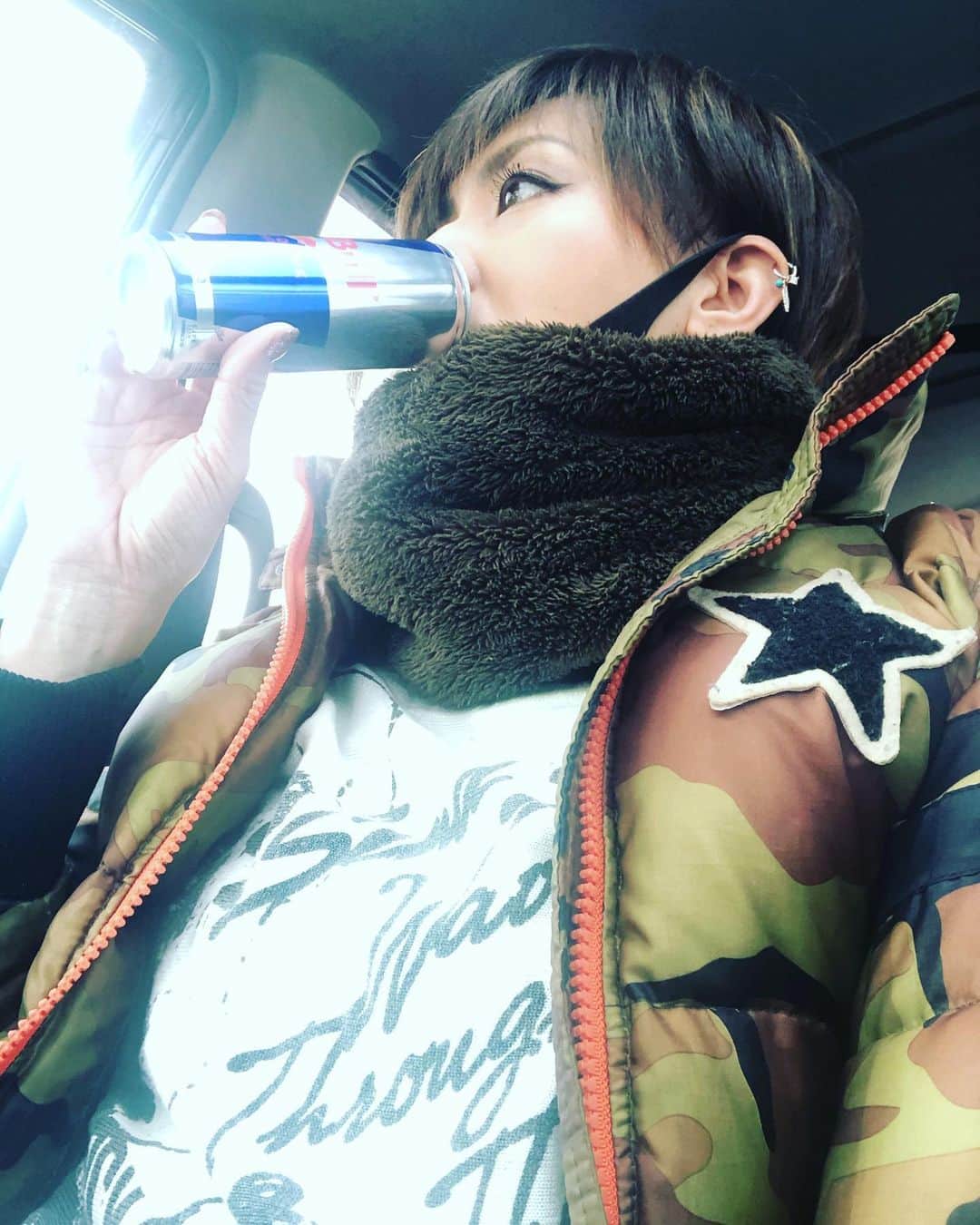 真矢のインスタグラム：「・ ・ Good Morning☃️  本日トレーナー初め💪  今年もマイペースですが、ジムのじーじばーばに癒されます☺️✨  久しぶりに軽くトレーニングして帰ろっと💪  ✴︎ ✴︎ #健康運動指導士 #gym #trainer #training #筋トレ #癒しの空間 #redbull #翼を授かる」