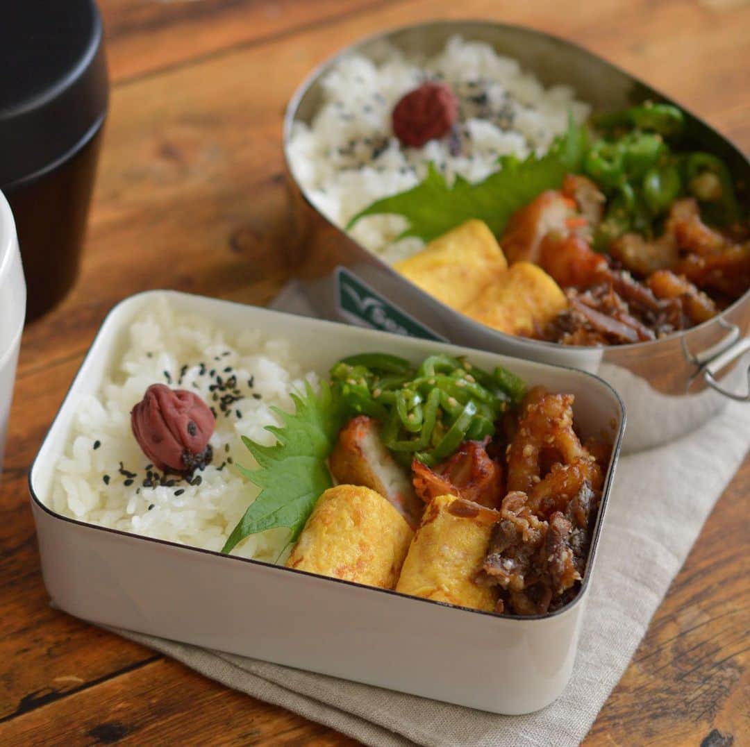 yukiyoのインスタグラム：「2020.1.7* ・ 今日のお弁当 ・ 梅干しごはん 甘い玉子焼き ちぎり揚げ ピーマンごま炒め 蓮根甘辛炒め 山椒の実入り牛時雨煮 ・ お湯を入れて作るお味噌汁 ・ 久しぶりの琺瑯弁当箱に。 ・ 甘い玉子焼き 卵2個にラカント小さじ2、みりん小さじ2、酒小さじ1 水小さじ3…でやってみました。 ・ べたっとしない出汁巻の様な肌感の甘い玉子焼き いったいどうすれば良いんだろう ・ ・ #今日は七草粥 #忘れてた ・ #お弁当 #obento #bento #lunch #lunchbox #onthetable #japanesefood #暮らし #曲げわっぱ #lin_stagrammer #ロカリ #おうちごはんLover #マカロニメイト #IGersJP」