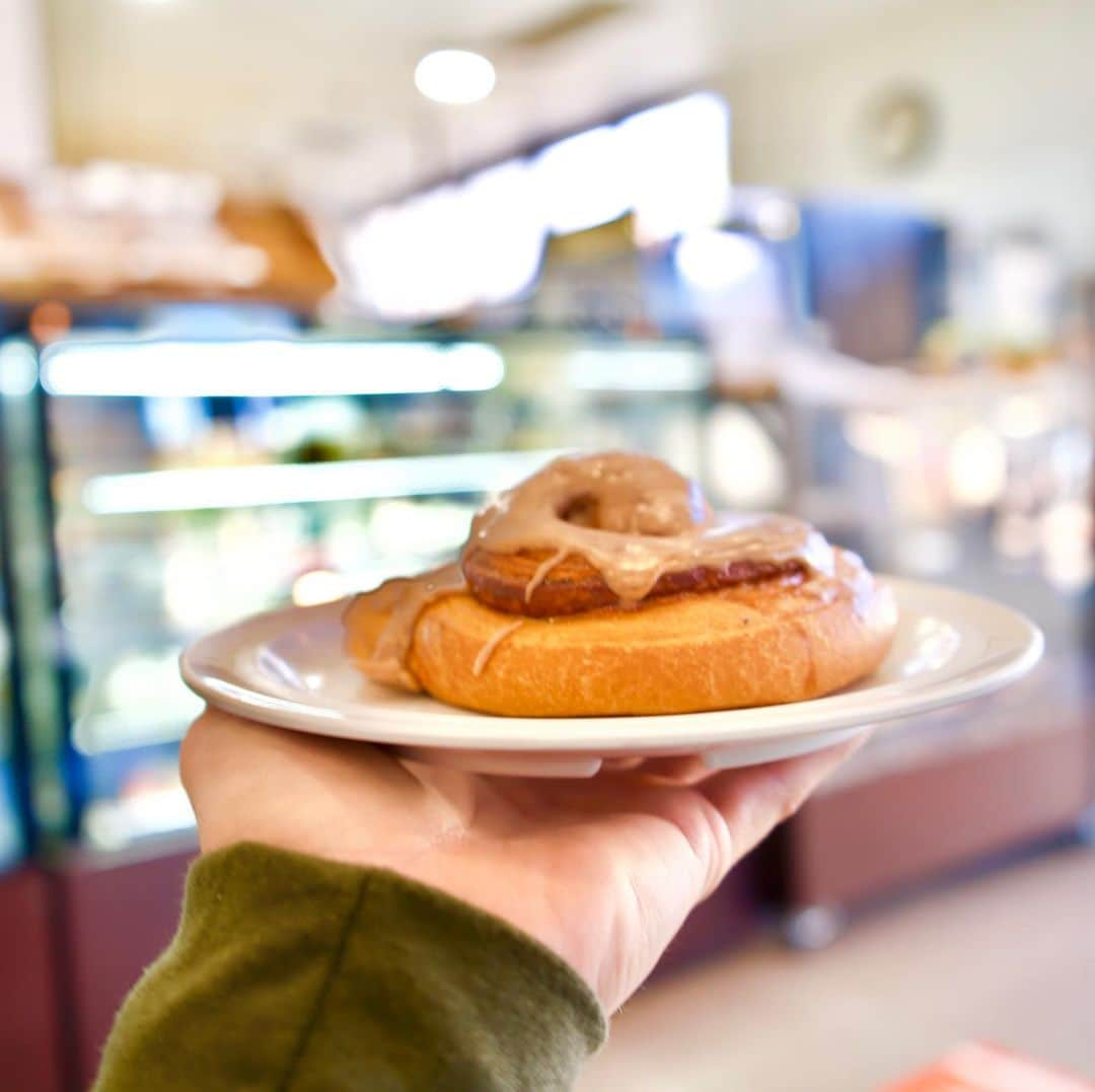 村主章枝さんのインスタグラム写真 - (村主章枝Instagram)「One of my favorite. Cinnamon roll.  They make Cinnamon fillings in the house with raw sugar cinnamon and butter so very fresh. @labelleterrebakerycafe   私のパンの一つ、シナモンロール。 シナモンの部分が自家製なんで、とてもフレッシュ。 @labelleterrebakerycafe  #labelleterrebakery  #bakery  #pastries」1月7日 9時06分 - fumie.suguri