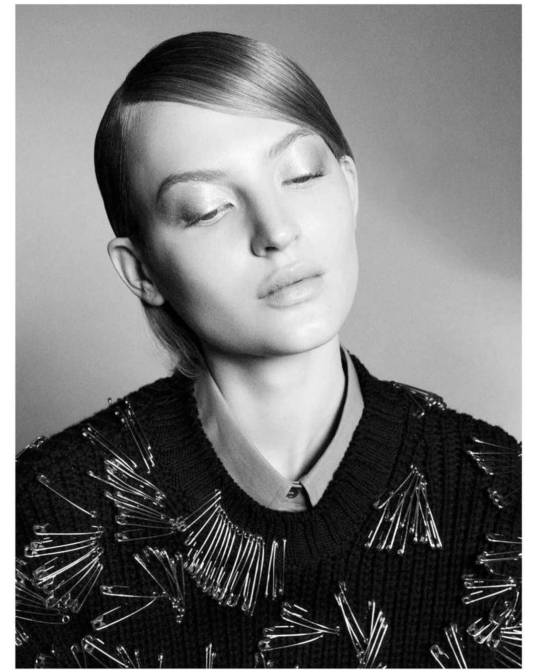 のインスタグラム：「N21  #shirt #pullover #N21 #numeroventuno  #alessandrodellacqua   @numeroventuno  @iza_official #instorenow  SHOPIZA.com #onsalenow  #ヌメロヴェントゥーノ  ピンがいっぱいの背中があいてるニット。 #♥️🧷🧷🧷🧷🧷  #ootd #outfitoftheday #outfit   #izastagram」