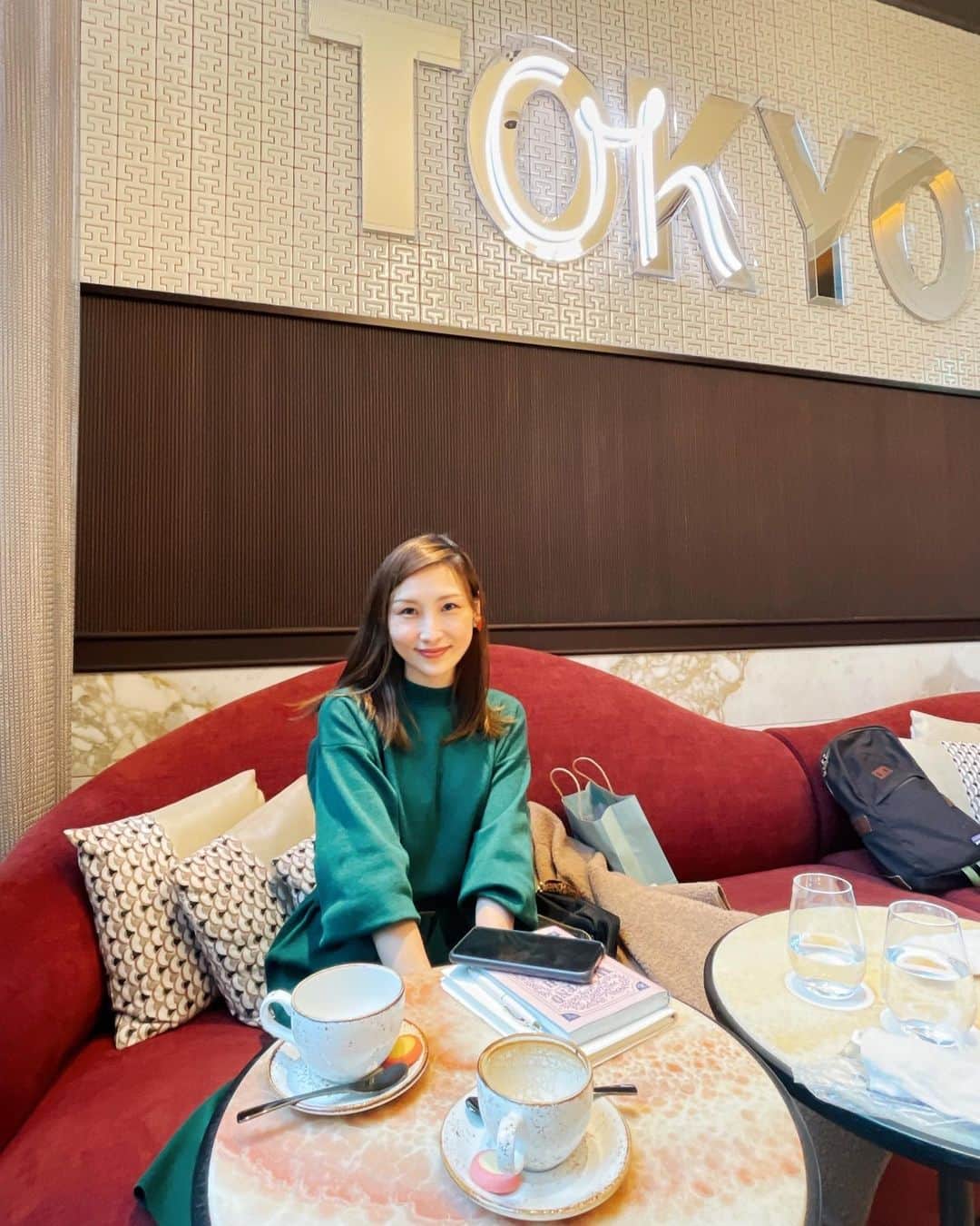 のインスタグラム：「打ち合わせなら近所のスタバでも﻿ 出来るっちゃ出来るんだけど﻿ ﻿ せっかくなら精神で、行ってみたかった﻿ キンプトン新宿東京 @kimptonshinjukutokyo  のカフェまで﻿行ってきました。﻿ ﻿ 近所のスタバならデニムで行っちゃいますが﻿ せっかくの憧れの場所だからと﻿ 少しだけオシャレを☺️ ﻿ いつも持ち歩いているマザーズバッグから、﻿ 必要な物だけ取り出して、持ち物もミニマムに。﻿ ﻿ ラクなのはデニムでスタバかもしれないけど、﻿ オシャレして、行きたかったカフェに行くのは﻿ 準備の時間さえも、 気分を作ってくれるな…と思いました。﻿ ﻿ 週末野心手帳も「気分を作ってくれる手帳」だけど、﻿ ﻿ 普段の生活に「せっかくなら」をつけたすと、﻿ 特別な気分、特別な瞬間になる🙏  #週末野心手帳 #キンプトン新宿東京 #カフェ活 #新宿カフェ #日常」