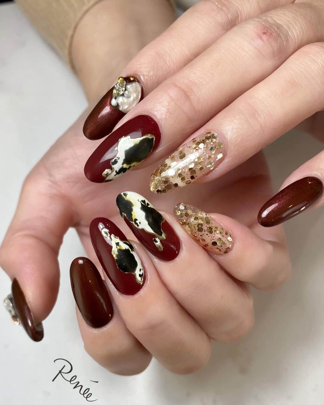 ネイルサロンレネのインスタグラム：「design by @renee_haruna.24   今年の干支#牛柄ネイル 🐄♡  nailsalon Renée®︎﻿ ￣￣￣￣￣￣￣￣﻿ TV.メディア出演﻿ スタッフ全員資格保持者﻿ カラー300種類以上﻿ パーツ1000種類以上﻿ 雑誌掲載デザイン多数﻿ ﻿ ﻿ ﻿ ▫︎Renée梅田本店﻿ 【open-close】10:00〜21:00﻿ 【定休日】不定休﻿ 【add】大阪市北区堂山町15-23-908﻿ ﻿ ▫︎Renée les deux梅田店﻿ 【open-close】10:00〜21:00﻿ 【定休日】不定休﻿ 【add】大阪市北区堂山町15-23-1003﻿ ﻿ ▫︎Renée by Beauland Ashiya芦屋店﻿ 【open-close】10:00〜21:00﻿ 【定休日】不定休﻿ 【add】芦屋市業平町6-11 Ashiya grotto 302﻿ ﻿ ﻿ ﻿ ﻿ ▶︎▶︎▶︎初回クーポンご利用頂けます﻿ ￣￣￣￣￣￣￣￣￣￣￣￣￣￣￣￣﻿ ご予約はプロフィールTOPのリンク内﻿ URLをご利用下さい。﻿ ﻿ ﻿ ﻿ メニューに迷った方やご相談は…﻿ ﻿ 　　🤍Renée公式LINE🤍﻿ ─────────────﻿  【@bos7903t】←※@から入力🔍﻿ ﻿ ﻿ ﻿ ﻿ ﻿ #nail#nails#gelnails#nailart#ネイル#ジェルネイル#美甲#네일#젤네일#nailsalonrenee#ネイルサロンレネ﻿ #大阪ネイルサロン#梅田ネイルサロン#芦屋ネイルサロン#神戸#芦屋#beauland#ビューランド﻿ #芦屋ネイルサロン#love#instagood」