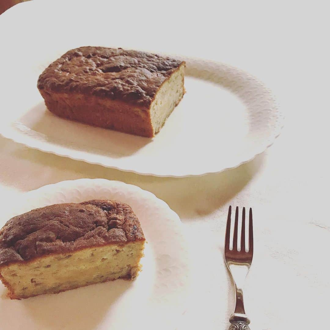 土屋眞弓さんのインスタグラム写真 - (土屋眞弓Instagram)「2021年初お菓子作りはバナナケーキ🧁 バナナ食べきれなくなるとケーキに変身😃  そう言えば、娘達のおやつはずっーと手作りだった クッキーもパイもバースデーケーキも🎂 タピオカはもう40年も前から作ってたから、買ったことない 初めて作ってあげた時、娘達がこれなぁに？と言った途端に、蛙のタマゴ🐸って言ったら泣きそうになっていたこと思い出しちゃった🤣 おもしろいエピソードたくさんあって懐かしい🤭 娘達が結婚したら渡そうと思っていたrecipeはノート2冊以上はあるかな？ 和食、イタリアン、フレンチ、ポーリッシュ、中華、メキシカン、フィリピンなどなど まだ渡していないけど😅 そのうちね❣️  今年は私の全てのrecipeを作っ て完璧なrecipe bookにしよう‼️ と思う朝です🥰 引きこもり生活の楽しみ方❣️  今日も元気に過ごしましょ🙂✨✨✨  #手作りお菓子 #bananabread #homecooking  #myrecordcollection」1月7日 9時36分 - mayumi.vivian