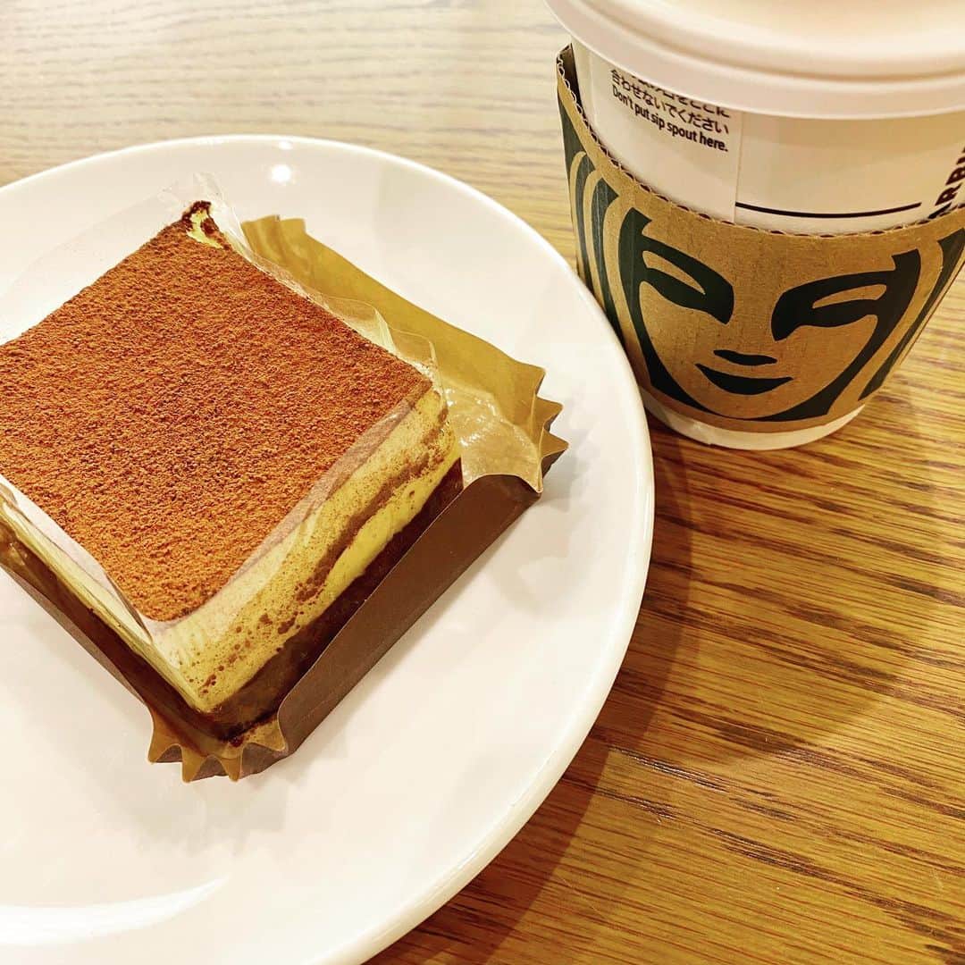のインスタグラム：「昨日はスタバ初めしてきました✨✨ 2021年も最高☺️💕  #スタバ #STARBUCKS」