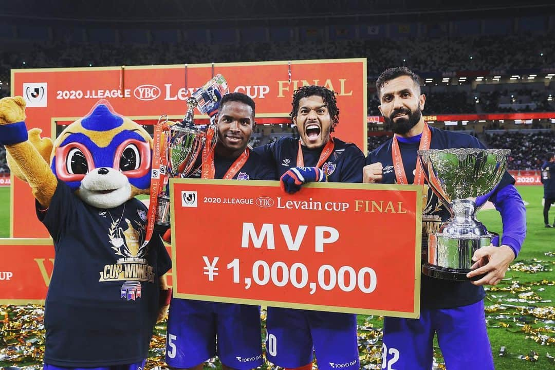 FC東京オフィシャルグッズさんのインスタグラム写真 - (FC東京オフィシャルグッズInstagram)「🔵🏆2020 J.LEAGUE YBC Levain CUP WINNERS🏆🔴 魔法をかけた #レアンドロ🇧🇷🙌 MVPも獲得した東京の魔法使い。 @leandrin21  @fctokyoofficial  #ルヴァンカップFINAL #ルヴァンカップ  #FC東京 #fctokyo #tokyo」1月7日 9時42分 - fctokyoofficial