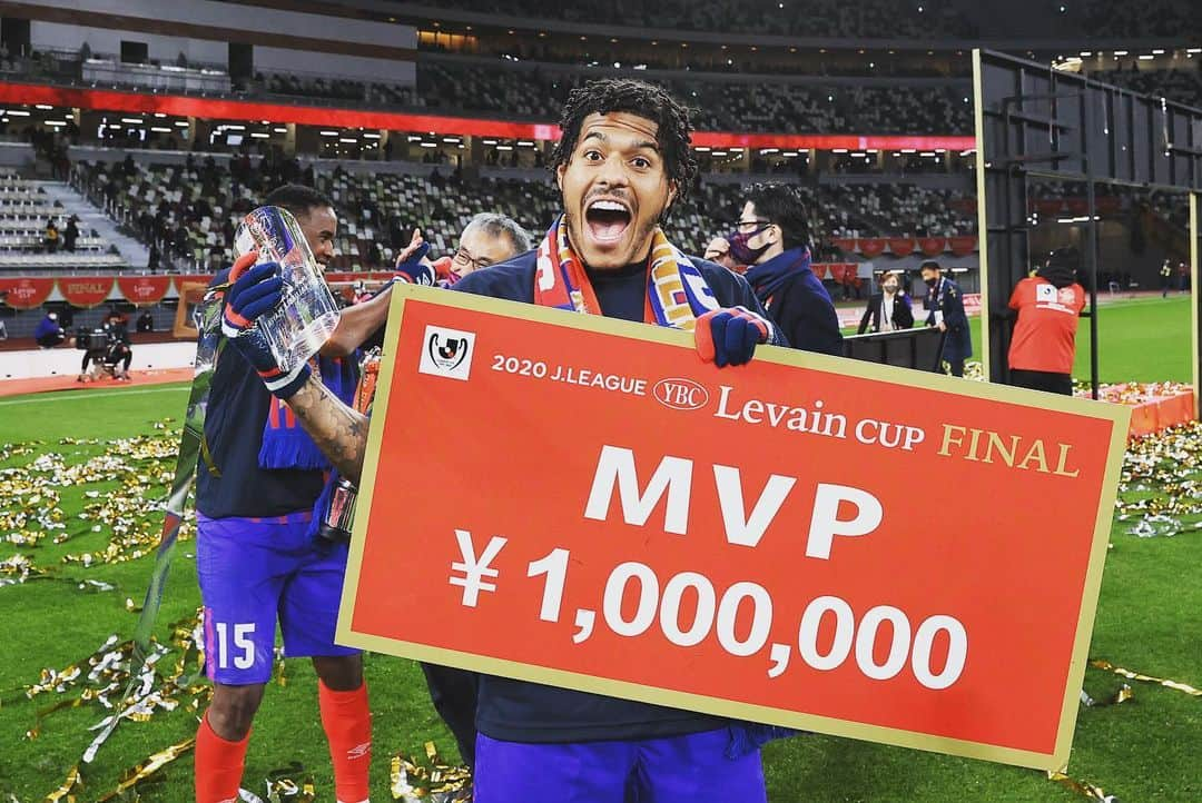 FC東京オフィシャルグッズさんのインスタグラム写真 - (FC東京オフィシャルグッズInstagram)「🔵🏆2020 J.LEAGUE YBC Levain CUP WINNERS🏆🔴 魔法をかけた #レアンドロ🇧🇷🙌 MVPも獲得した東京の魔法使い。 @leandrin21  @fctokyoofficial  #ルヴァンカップFINAL #ルヴァンカップ  #FC東京 #fctokyo #tokyo」1月7日 9時42分 - fctokyoofficial