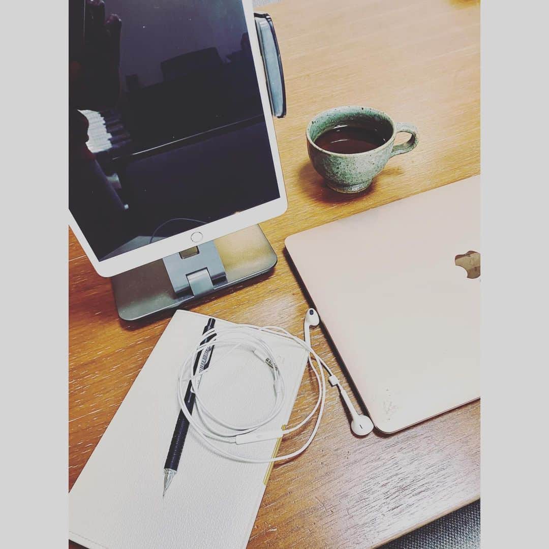 勝恵子のインスタグラム：「スピーチコーチングの依頼者が少しずつ増えています。 YouTube insta  FM、誰もが自己メディアを持てる今、発信していくことが必要不可欠のようです。その方らしい個性が魅力となるスピーチを目指してコーチングしていきます。✨ 今週より、またzoomレッスンが増えました。  #スピーチコーチング #スピーチレッスン  #スピーチ」