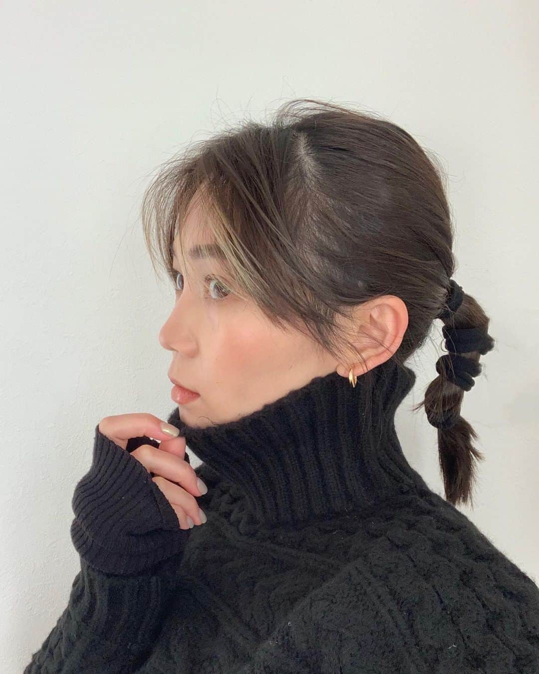 山崎まきこのインスタグラム：「やりがちな髪型。 本当はアンニュイに巻きたいんだよな😬」