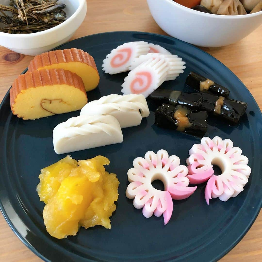 馬渕史香さんのインスタグラム写真 - (馬渕史香Instagram)「やっぱお正月はおせち食べたい！ けど、作るのは大変やでイヤや！  って事で、潔く紀文さんとフジッコさんにお任せしました笑笑  けど、SNSで見かけたかまぼこの飾り切りしたくて、それだけ大晦日にがんばった✨  写真撮ったとき黒豆出すの忘れてたー  #ふみかごはん #あしざわ家 #主婦 #ずぼら主婦 #japan #japanesefood #food #instafood #foodstagram #macaronimate」1月7日 9時55分 - fumika0902