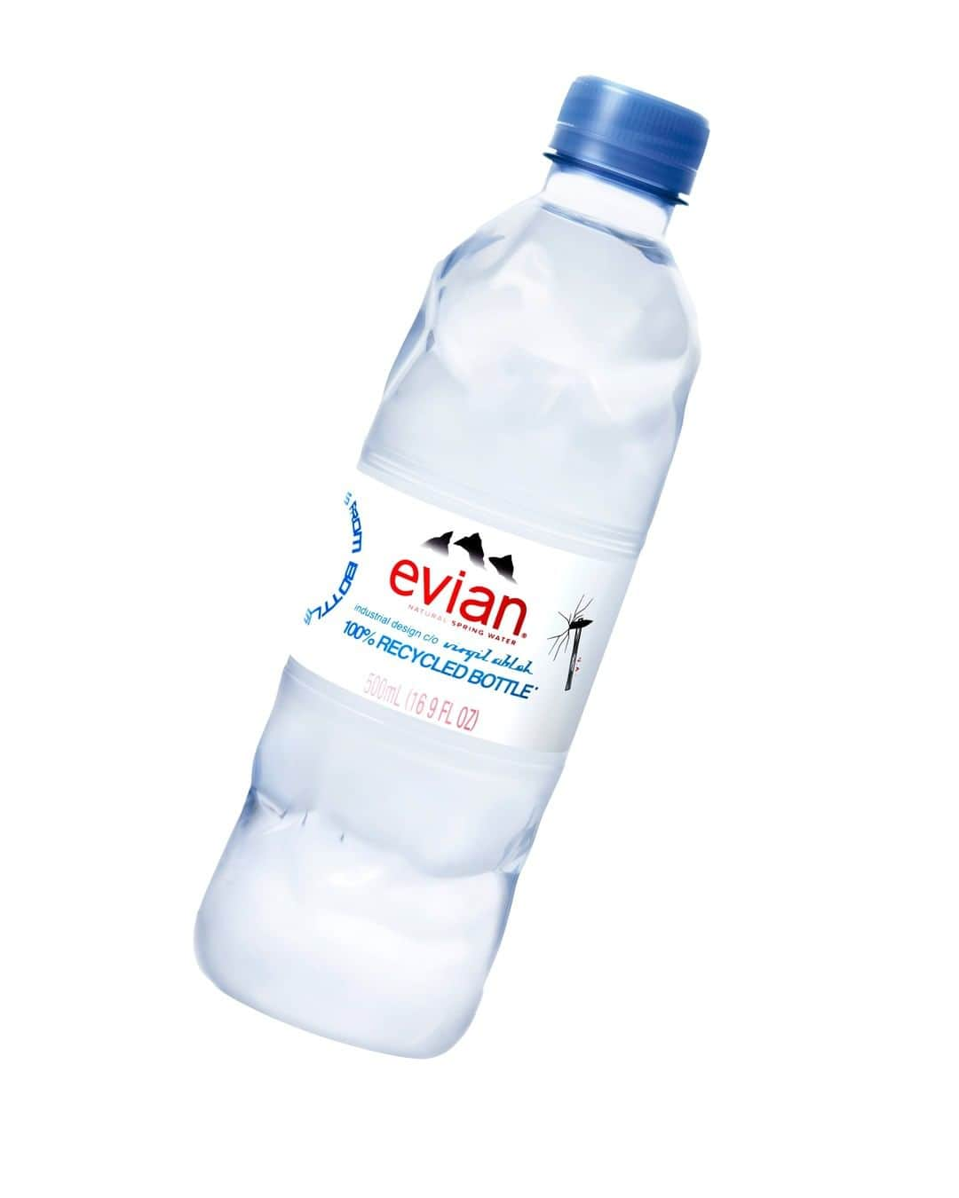 HYPEBEAST Japanさんのインスタグラム写真 - (HYPEBEAST JapanInstagram)「#hypeAF : 2018年に @evianwater の Sustainable Innovation Design 部のクリエイティブアドバイザーに就任した @virgilabloh 。以来、Virgil 関連のプロダクトが発表されてきたが、同社はこの度 Virgil デザインによる新たなペットボトルを発表した。この新たなボトルは、100%リサイクル素材かつリサイクル可能なプラスチックが使用されている。  ハンマーで打ったようなデコボコが特徴的なデザインだが、これは新たなボトルとして生まれ変わる前の、いわばプラスチックの前世を表現しているという。今回のデザインについて、Virgil は次のように語る。「ハンマーのモチーフは、この新しいデザインが廃棄物からどのように再構築されたかを反映しています。それ自体がまったく新たなチャレンジであり、evian とのパートナーシップにおける新しいステップです。持続可能性を実践することが今まで以上に重要になっています。私たちは皆、現状に挑戦し、未来をより良く変える力を持っていると信じています。evian のボトルをデザインし直すのは本当に大変でした。古いボトルを使用して開発されたということを表現しつつ、evian というブランドと同じぐらいアイコニックな形を作りたかったのです」  詳細はプロフィールの🔗から Photo : evian」1月7日 10時00分 - hypebeastjp