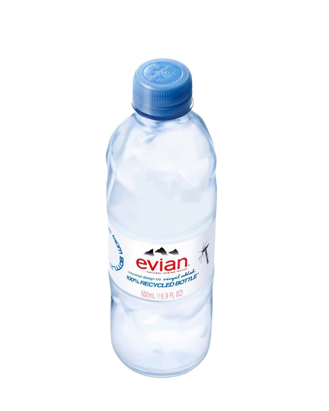 HYPEBEAST Japanさんのインスタグラム写真 - (HYPEBEAST JapanInstagram)「#hypeAF : 2018年に @evianwater の Sustainable Innovation Design 部のクリエイティブアドバイザーに就任した @virgilabloh 。以来、Virgil 関連のプロダクトが発表されてきたが、同社はこの度 Virgil デザインによる新たなペットボトルを発表した。この新たなボトルは、100%リサイクル素材かつリサイクル可能なプラスチックが使用されている。  ハンマーで打ったようなデコボコが特徴的なデザインだが、これは新たなボトルとして生まれ変わる前の、いわばプラスチックの前世を表現しているという。今回のデザインについて、Virgil は次のように語る。「ハンマーのモチーフは、この新しいデザインが廃棄物からどのように再構築されたかを反映しています。それ自体がまったく新たなチャレンジであり、evian とのパートナーシップにおける新しいステップです。持続可能性を実践することが今まで以上に重要になっています。私たちは皆、現状に挑戦し、未来をより良く変える力を持っていると信じています。evian のボトルをデザインし直すのは本当に大変でした。古いボトルを使用して開発されたということを表現しつつ、evian というブランドと同じぐらいアイコニックな形を作りたかったのです」  詳細はプロフィールの🔗から Photo : evian」1月7日 10時00分 - hypebeastjp