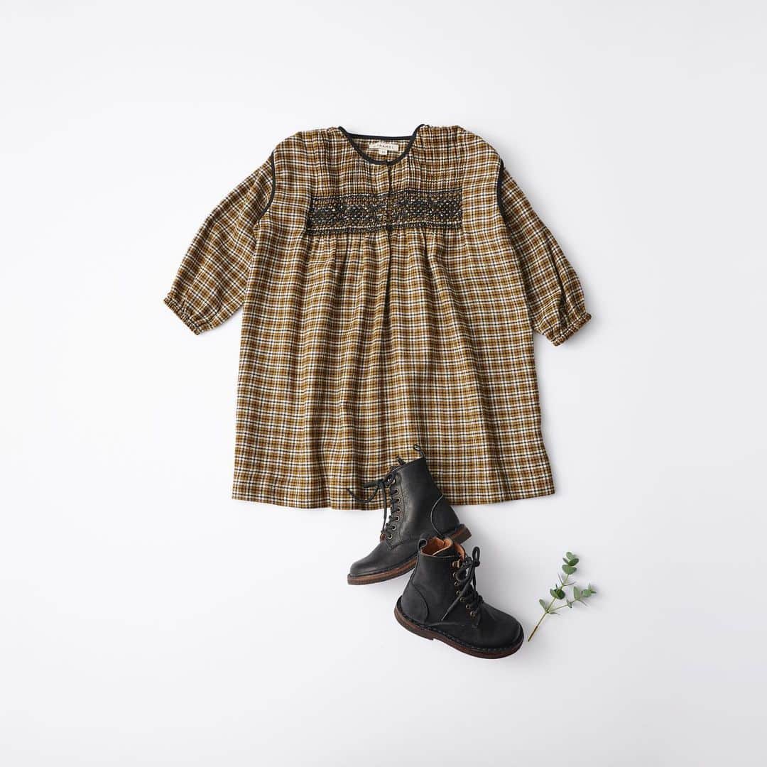 のインスタグラム：「caramel dress_ 3A-10A シックな色合いのチェック、胸元の刺しゅうが 上品なワンピース。柔らかい素材感もうれしい。 ．  @lilietnene プロフィールリンクより リリエネネWEBサイトへ  よろしければご購入されたお客さまは #lilietnene のタグづけをして投稿して 頂ければ嬉しいです！  パリのこども達とのライフスタイルや、 情報を発信する @lilietnene_paris もぜひご覧ください。 ．  #caramel #キャラメル #キッズワンピース #英国発ブランド #pepe #キッズブーツ #lilietnene #リリエネネ #babyfashion #kidsfashion #paris #出産祝い #gift #キッズセレクトショップ #キッズファッション女の子 #ベビーファッション女の子 #女の子のママ」