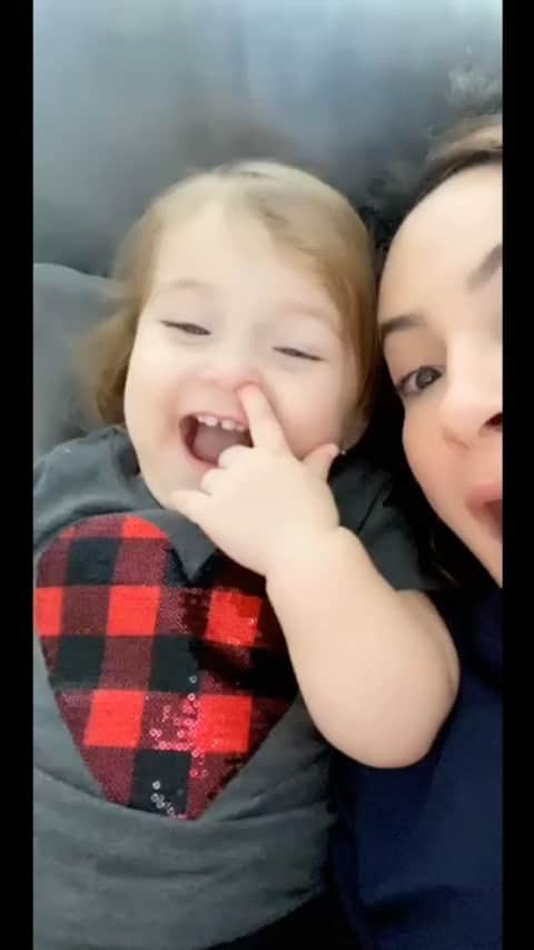 Claudia Leitteのインスタグラム：「1. Ela fica feliz em me ver interpretando esse clássico da Disney.  2.Ela chama a atenção do pai para que me assista.  3.Ela se desespera porque Simba está correndo perigo.  4. Ela me abraça com todo amor do mundo, como Quem diz “Obrigada, mãe!”  5. Eu chorei 12x e choro enquanto escrevo esta legenda.  6. O link do vídeo que ela assistia está now meus stories.... 😭😭😭😭😭😭😭😭😭😭😭😭😭😭😭😒😭😭😭😭😭😭😭😭😭」