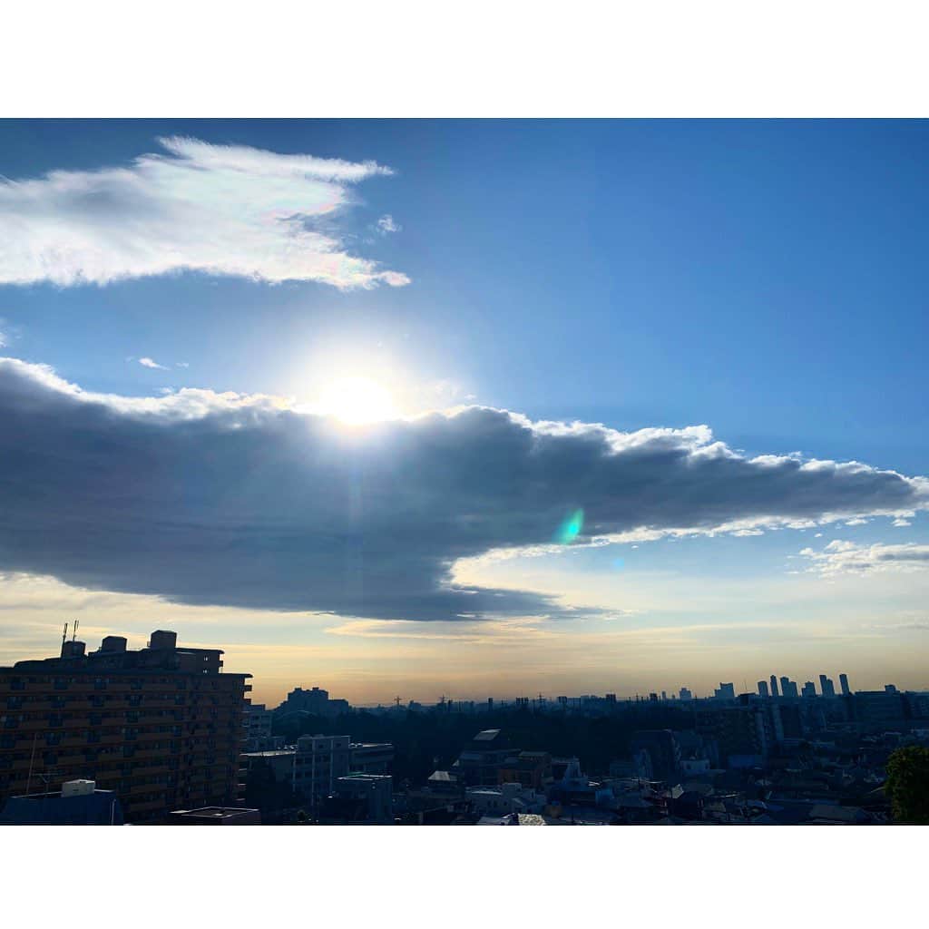 のインスタグラム：「おはようございます☀☀☀ 今日も彩雲🌤🌈お届けします😉 私は今日から仕事始めで🙌✨ 撮影に行ってきまーす🤗 素敵な1日を💖  #仕事始め#撮影#彩雲#shooting#fun#good#friend#happy#love#happiness#good#smile#tokyo#japan」