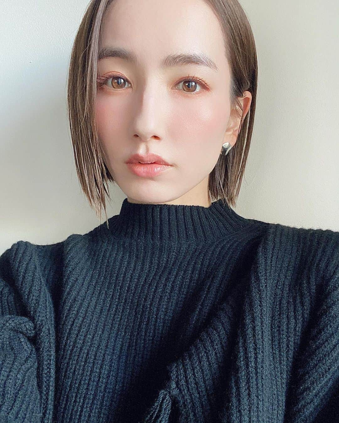 辻元舞さんのインスタグラム写真 - (辻元舞Instagram)「. @chanel.beauty が可愛過ぎたので早速使ってメイクしてみました💄  1枚目も2枚目も両方同じリップです(ルージュ アリュール ヴェルヴェット エクストレム 136 PIVOINE NOIRE) 軽くトントン塗るのとしっかり塗るのでこんなに幅広く楽しめる😚  マスカラ(ル ヴォリューム ドゥ シャネル 120 METAL TERRACOTTA) 発色かなりお気に入りです🧡  アイシャドウは一番手前の(レ キャトル オンブル 368 GOLDEN MEADOW)を使用しました✨  チークは(フルール ドゥ プランタン)です🙌🏻  あ、髪切りました(遅)  #コスメ#メイク#パッツンボブ」1月7日 15時44分 - mai_tsujimoto