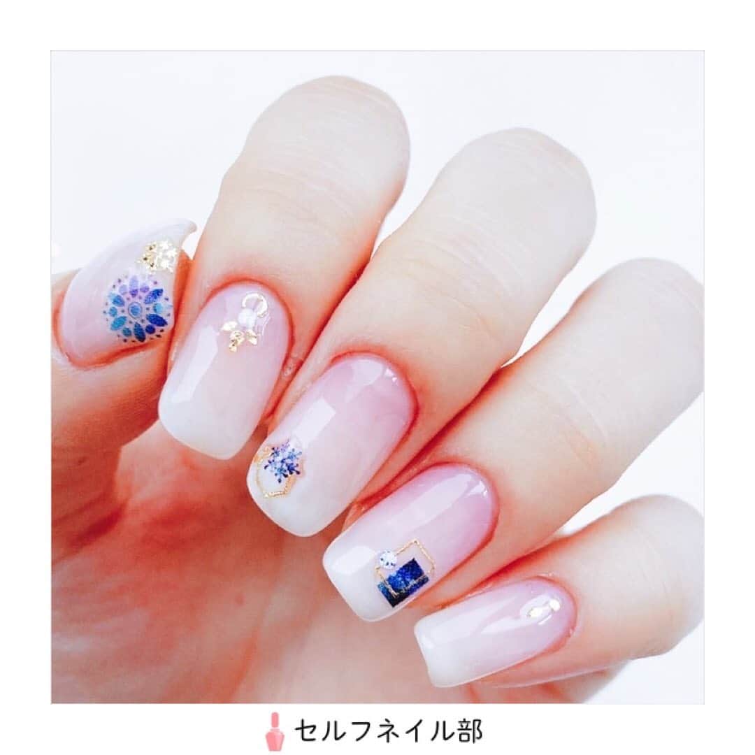 セルフネイル部 公式アカウントのインスタグラム：「(@0kaeri_nail)さんの、﻿ 「冬のベイビーブーマーネイル」を紹介します💅﻿ ﻿ ○howto﻿ ①クリアピンクのネイルファンデーションを一度塗り﻿ ②シアーホワイトを爪の2/3に薄塗り、境目を薄め液でぼかす﻿ ③同様に爪の半分、1/3と重ねていく﻿ ④シアーホワイトを全体に塗ってなじませる﻿ ⑤お好みでネイルシールを貼る﻿ ﻿ ○item﻿ ▷*パラドゥネイルファンデーション PK01﻿ (限定色で現在は廃盤なので、クリアピンクのポリッシュならなんでも)﻿ ▷*canmaketokyo カラフルネイルズN29﻿ ▷*ダイソーネイルシール﻿ ﻿ ○point﻿ じょんこさん @jonko_nail のすてきなネイルの真似っこです✨ご本人がとてもわかりやすい動画を投稿してくださっているのでぜひ参考にしてください！﻿ ﻿ ○セルフネイル部プロデューサー高橋からのコメント📝﻿ 凄く綺麗なベイビーブーマーですね💐組み合わせたシールがまた素敵！🥰﻿ ﻿ #ネイル#ジェルネイル#ジェル#セルフネイル#セルフネイル部#フラワーネイル#セルフジェル#マニキュア#ポリッシュ#秋ネイル#セルフジェルネイル部#ほぼ100均ネイル#ネイルシール#100均ネイル#美甲#셀프네일#ポリッシュネイル#冬ネイル﻿ #nail#polish#selfnail#nailpolish#nails#japannail#nailart#instanail」