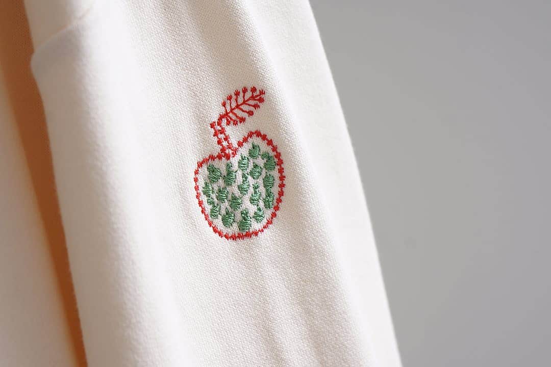 marbleSUD(マーブルシュッド) のインスタグラム：「リンゴの中にあるのは…小さなリンゴ🍎 可愛らしいリンゴの刺繍がワンポイントになったトップス2型が入荷しました。」