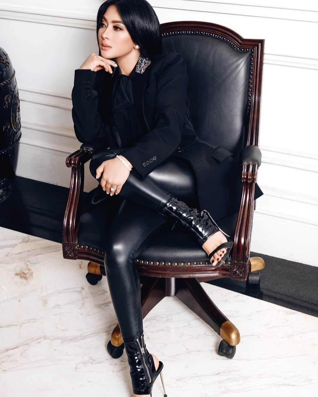 Syahriniさんのインスタグラム写真 - (SyahriniInstagram)「•  Elegance Is Not Standing Out, But Being Remembered !  ... In @givenchyofficial Jewelry, Belt ,Leather Pants And Shoes From My Private Collection !  _________________ 𝓢𝓨𝓡 _________________  #PrincesSyahrini #Tokyo_January2021 #Japan」1月7日 10時28分 - princessyahrini