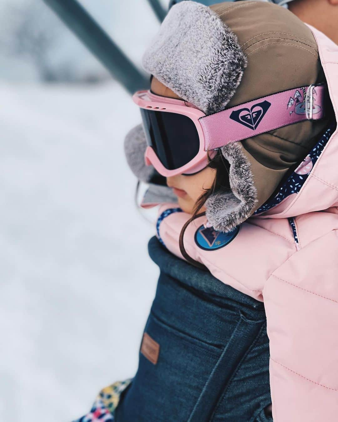 高橋菜摘さんのインスタグラム写真 - (高橋菜摘Instagram)「🦋🦋🦋 . . . お兄ちゃんは1歳からハマってたけど この子のボードデビューは遅め まだまだ抱っこかな〜 パパ甘やかしてまーす🙋‍♀️ けどそろそろやるかぁ🏂💕 #2歳 . . . #snowgirl #snowangel #snowboard  #snowboarding #babygirl #2yearsold #roxy #roxygirl #babysnowboarder #スノーボード #スノボ #女の子 #雪山 #スノーボードキッズ #スノーガール」1月7日 10時28分 - natsu128