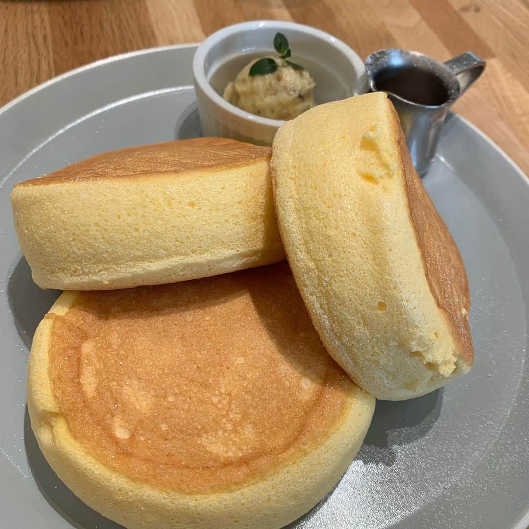 小山星流のインスタグラム：「パンケーキ食べたいパンケーキ食べたい♪ ふわふわパンケーキ好き。  #渋谷　#渋谷カフェ　#flippers #代官山カフェ #パンケーキ   おすすめのふわふわパンケーキ募集🥞」