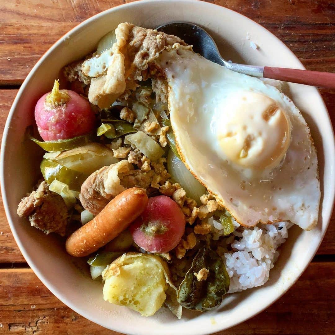 池内万作のインスタグラム：「昨日帰りが遅くなると言ったら奥さんが作ってくれていたグリーンカレー。 朝からしっかり食べたけど、実は七草粥の日だったことを忘れてたw 具沢山が嬉しいっす♪ ありがとう〜。 #イケウチ家の食卓 #みちょ食堂」