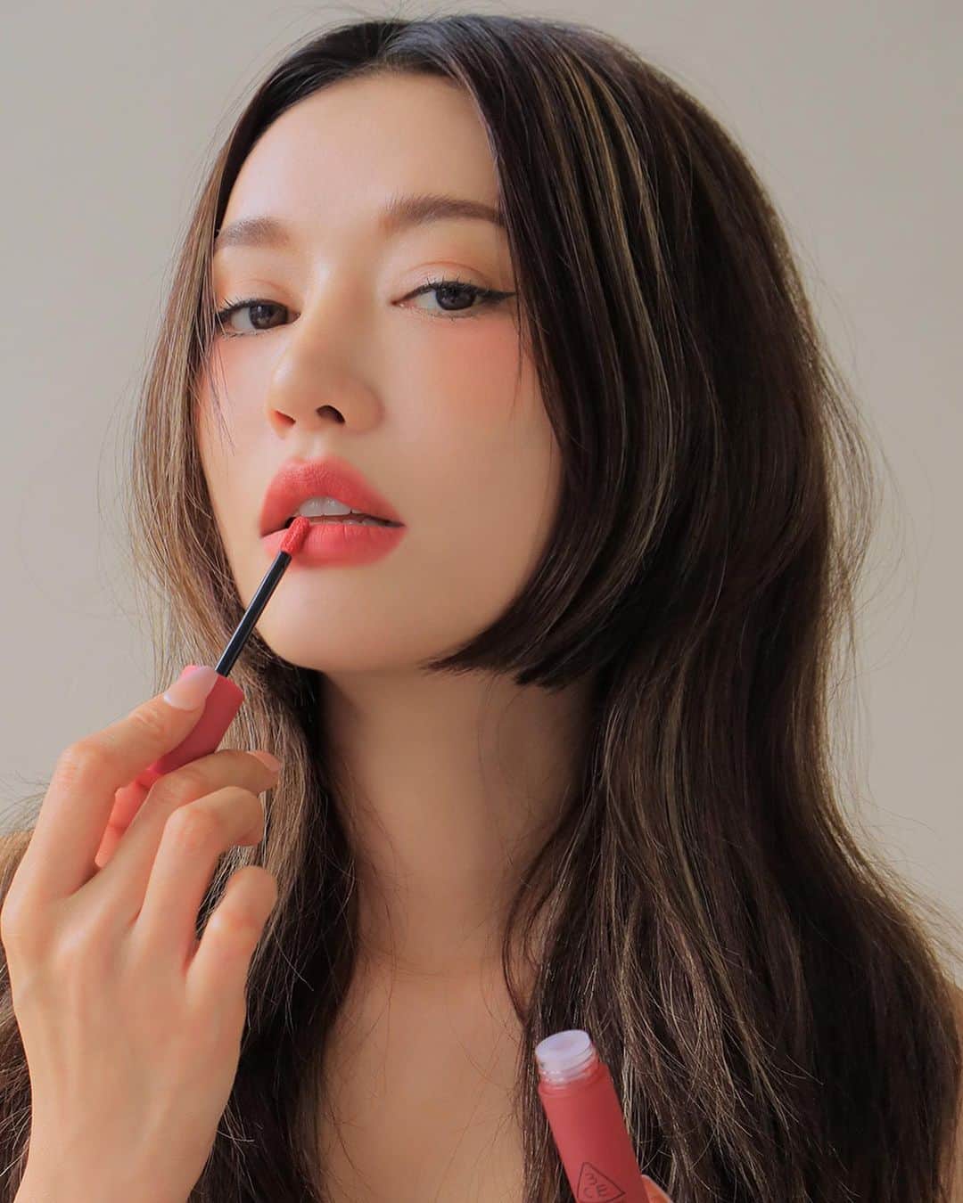 3CE Official Instagramさんのインスタグラム写真 - (3CE Official InstagramInstagram)「3CE BLURRING LIQUID LIP #DELICATE_SOUL 탐스럽게 잘 익은 복숭아 과즙을 그대로 담은 듯한 코랄 핑크 - A coral pink that mimics the fruity shade of fully ripe peaches #3CE #3CEBLURRINGLIQUIDLIP」1月7日 10時27分 - 3ce_official