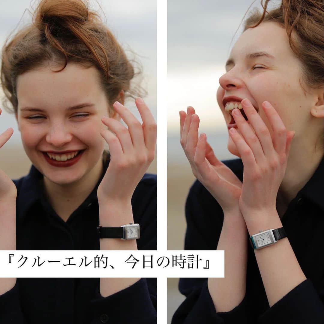 のインスタグラム：「インスタグラム連載 『クルーエル的、今日の時計』 《JAEGER-LECOULTRE》の“レベルソ”  スイスのマニファクチュール《ジャガー・ルクルト》は時計好きをうならせる精密な技術が魅力✨ 同ブランドのように、外装のデザインだけでなくムーブメントまで自社で製造しているブランドは数少ないんだとか。 今回ピックアップしたのは、1931年に競技のポロ用に作られた“レベルソ”。ムーブメントの形状をカスタマイズし、文字盤とガラスを守るための画期的なデザインが当時話題となった。 ジェンダーを感じさせない中性的なデザインは男女問わず人気。  @jaegerlecoultre  @cluel_watchclub   from vol.20 ・・・・・・・・・・・・・・・・・・・・・・・・・・﻿ #cluel #クルーエル #cluelmagazine #クルーエル女子 #fashion #ファッション好き #おしゃれ #グッドガール #jaegerlecoultre #reverso #ジャガールクルト #レベルソ #クルーエルウォッチクラブ #cluelwatchclub #お団子ヘア #赤リップ #シンプルが好き  ﻿ こちらのアカウントもフォローしてね！﻿ @cluel_homme﻿ @navys_magazine」