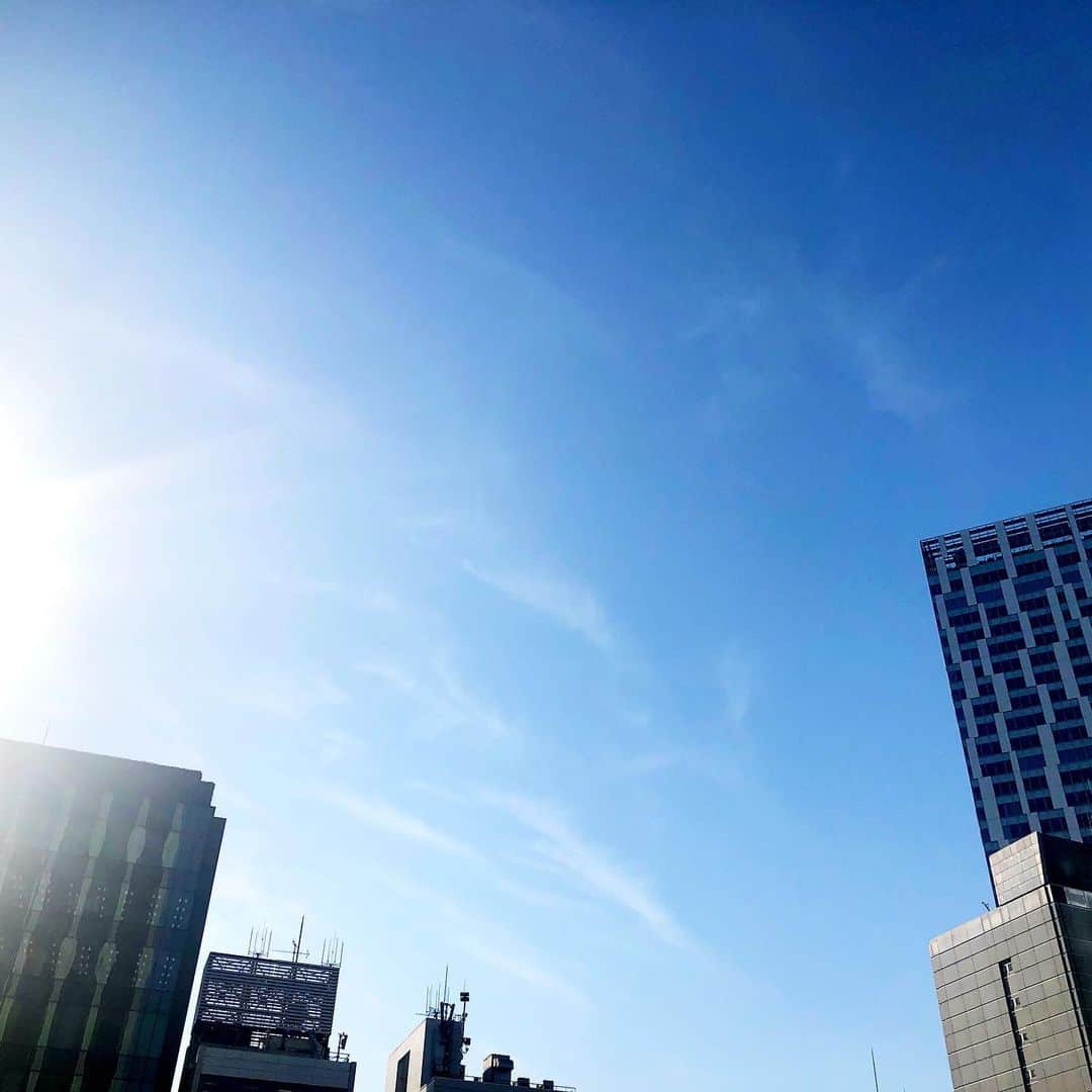 西原さおりのインスタグラム：「渋谷の朝☀️ いいお天気だなぁ ・ 今日のビルもエレベーターがすぐ来た上に、行きも帰りも1人。 すでにテレワークに入ってるのかな… ・ 寄り道と探索が大好きだったわたしが直行直帰な日々です ・ これから家でお仕事。 宅録がんばるぞー！ ・ ・ #寄り道したい #shibuya #sky  #voiceover #japanesevoiceover @saolisample #ナレーター #西原さおり」