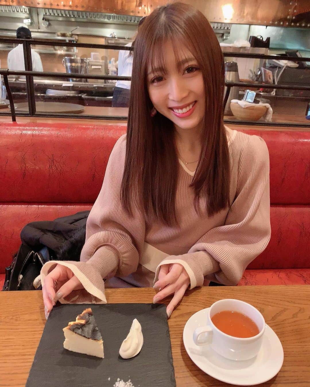 宇野栞菜（阿部栞菜）さんのインスタグラム写真 - (宇野栞菜（阿部栞菜）Instagram)「おはよ❤️ チーズケーキ美味し😋❤️  #チーズケーキ  #美味しいもの好きな人と繋がりたい  #ボエム  #ケーキ  #cake  #cakestagram」1月7日 10時36分 - kanna_uno